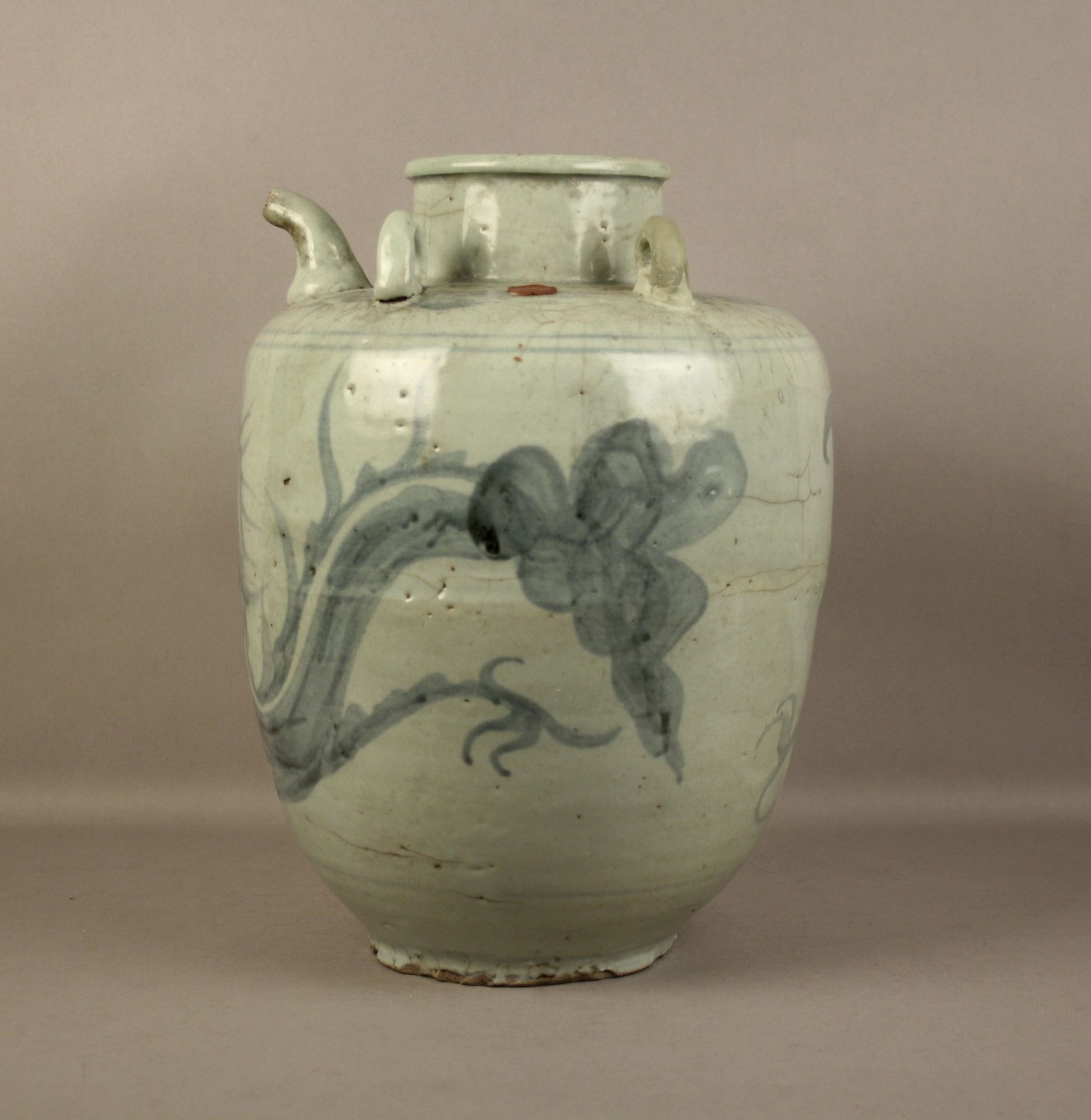 Vase with ceramic pourer 蓝白釉陶瓷花瓶，带浇口。柬埔寨。恢复。H. 33 cm ca.