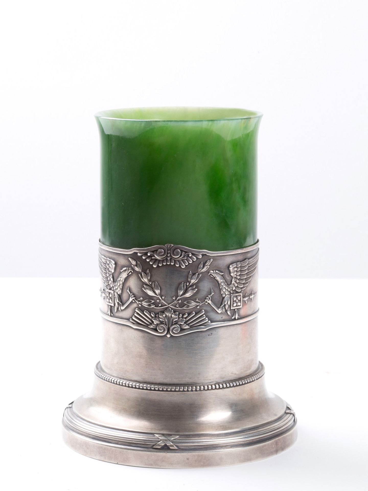 绿玉雕刻花瓶，镶嵌在精美的压花银底座中。FABERGE