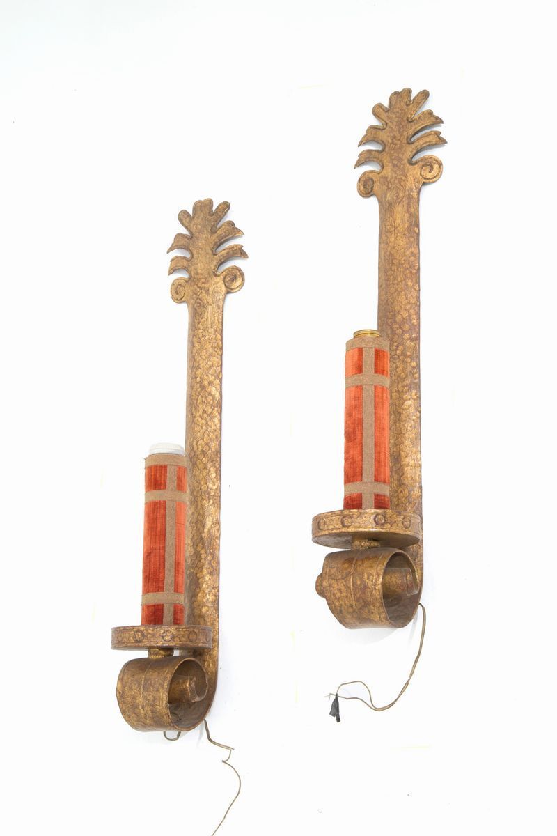 Pair of wall lights Pair of one-light sconces in embossed and gilded iron in the&hellip;