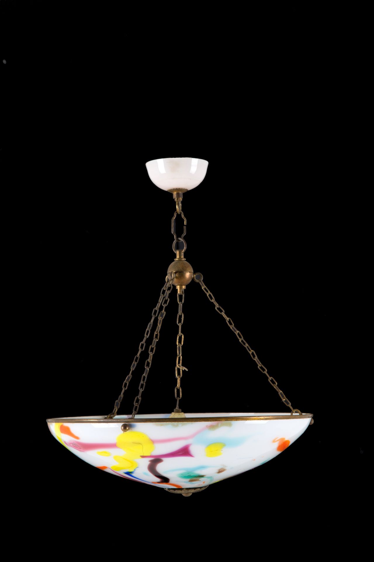Milk glass chandelier and polychrome decorations 带有多色装饰的 Lattimo 玻璃吊灯。AURELIANO &hellip;