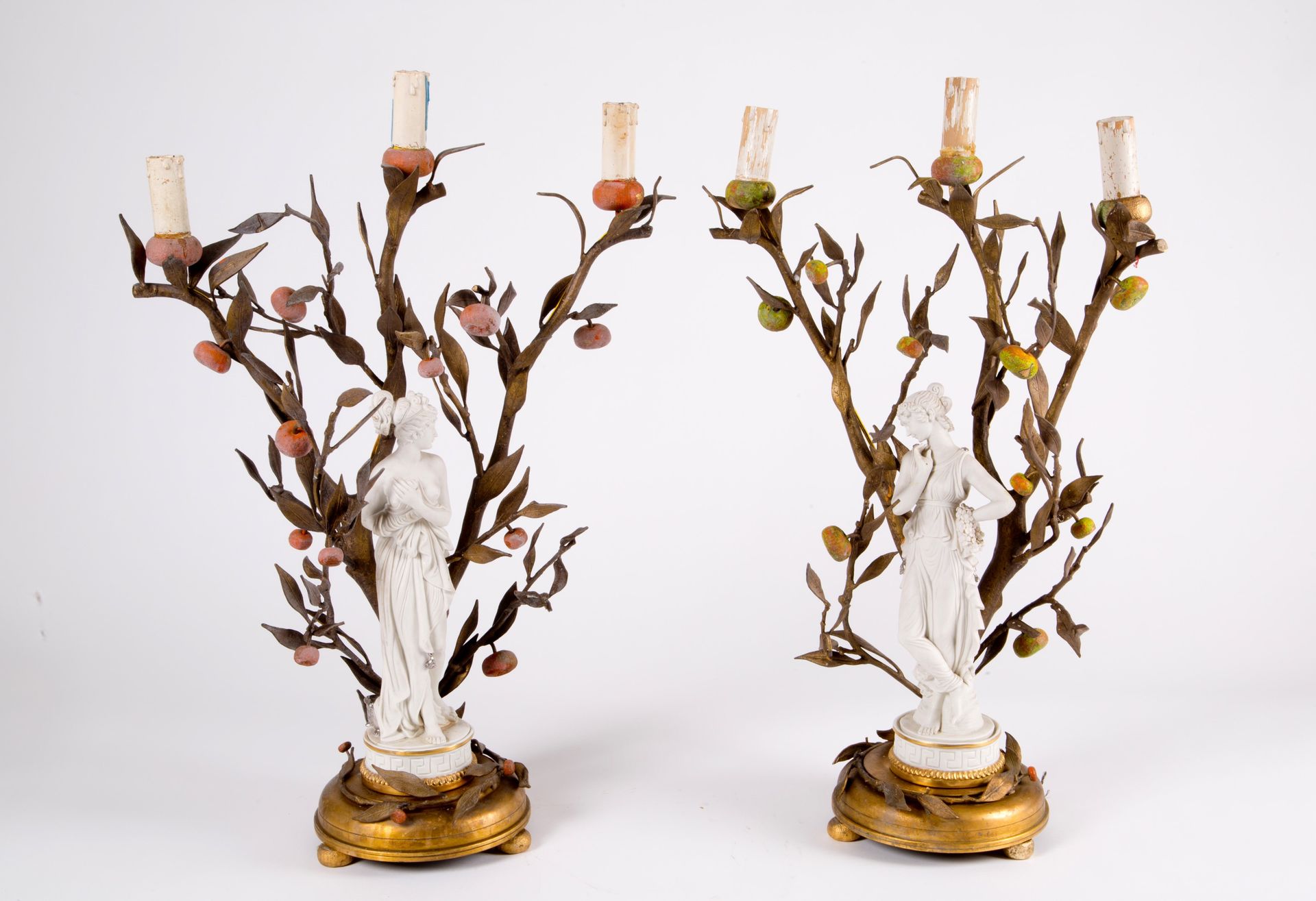 Pair of bronze candlesticks Paire de candélabres en bronze avec sculptures en po&hellip;