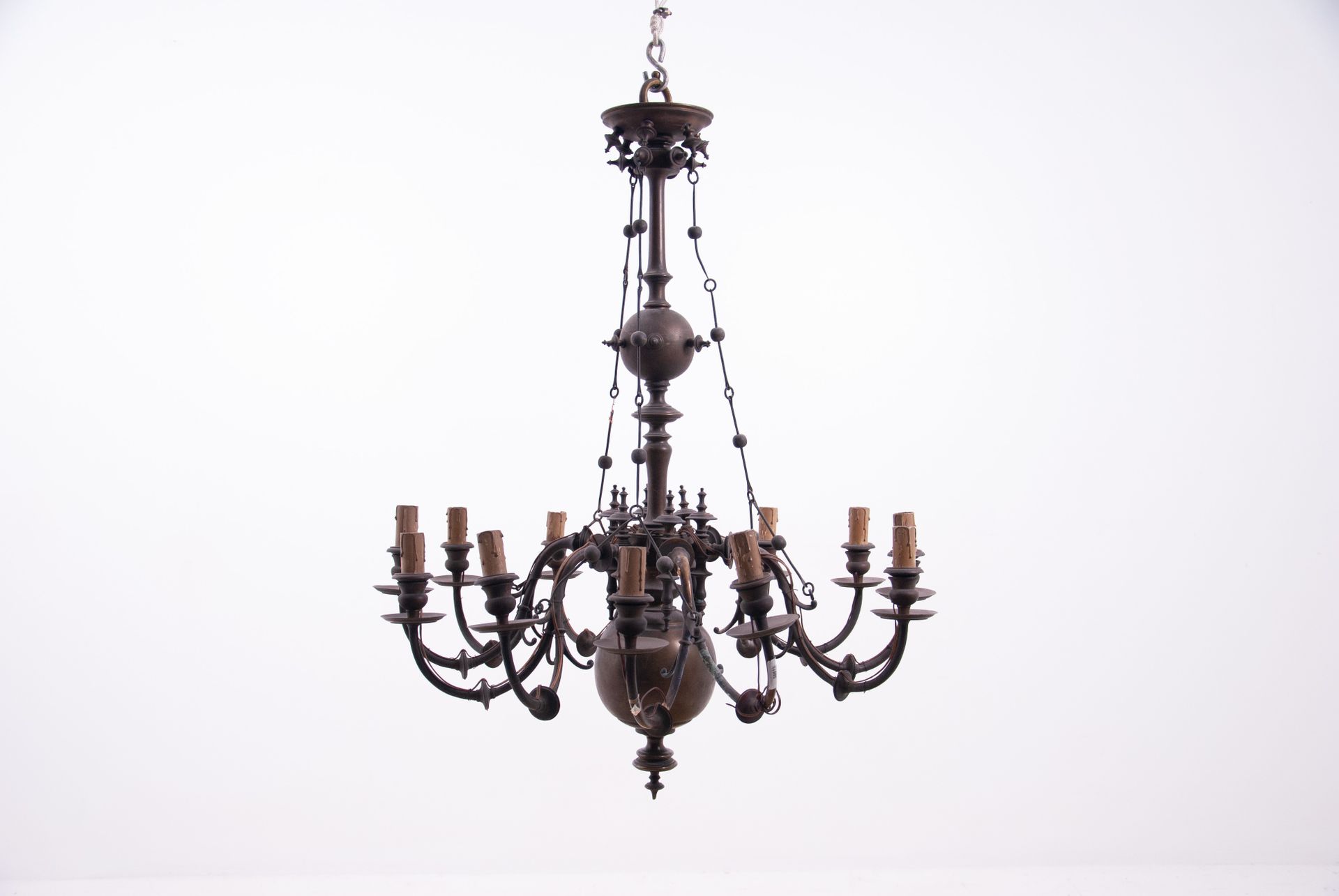 Chandelier 六臂十二灯青铜镀釉枝形吊灯。北欧。十九世纪晚期。有瑕疵和裂缝。高约 95 厘米。