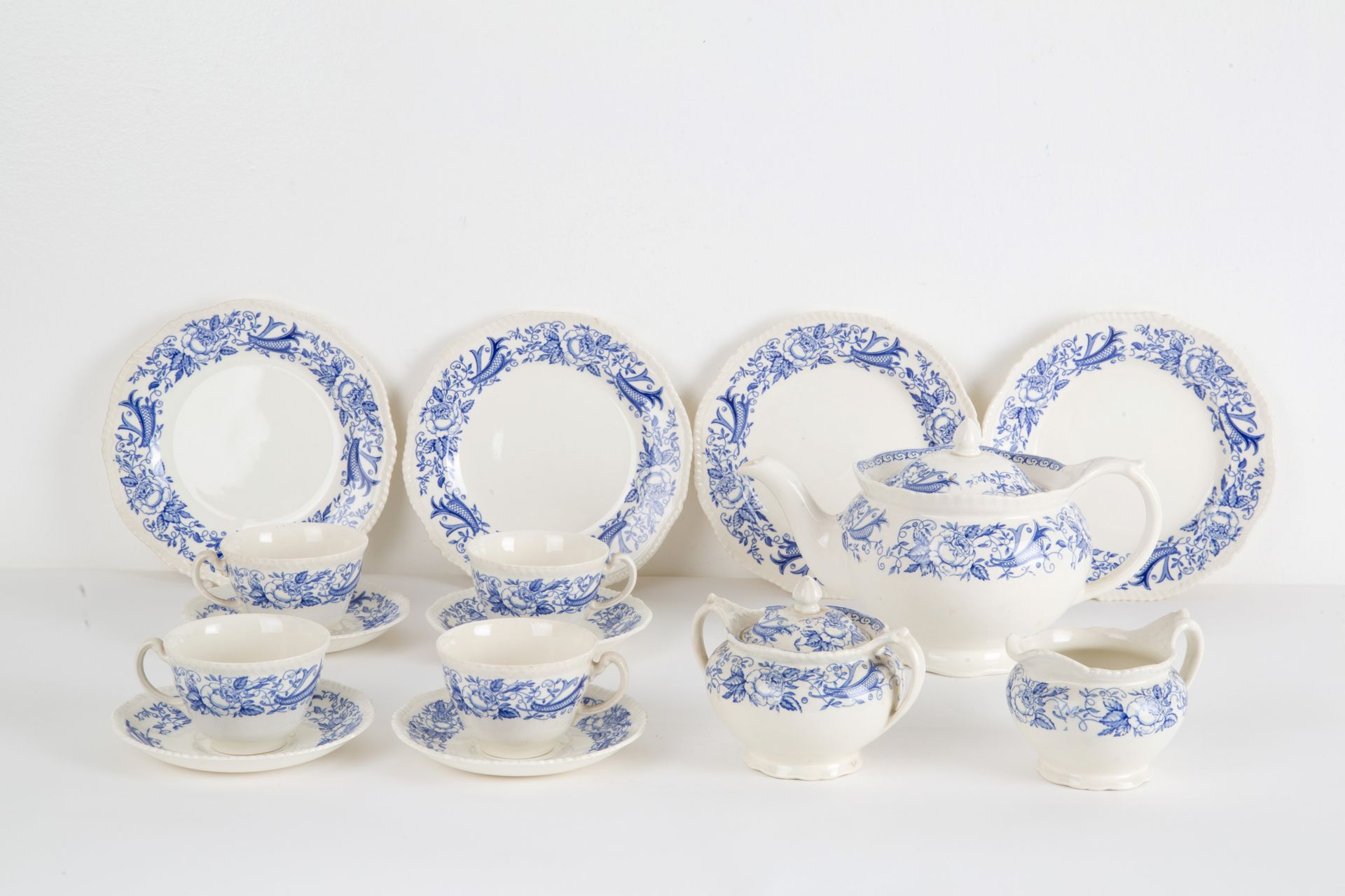 Porcelain service. BIDEFORD Service à thé en céramique blanche avec motifs flora&hellip;