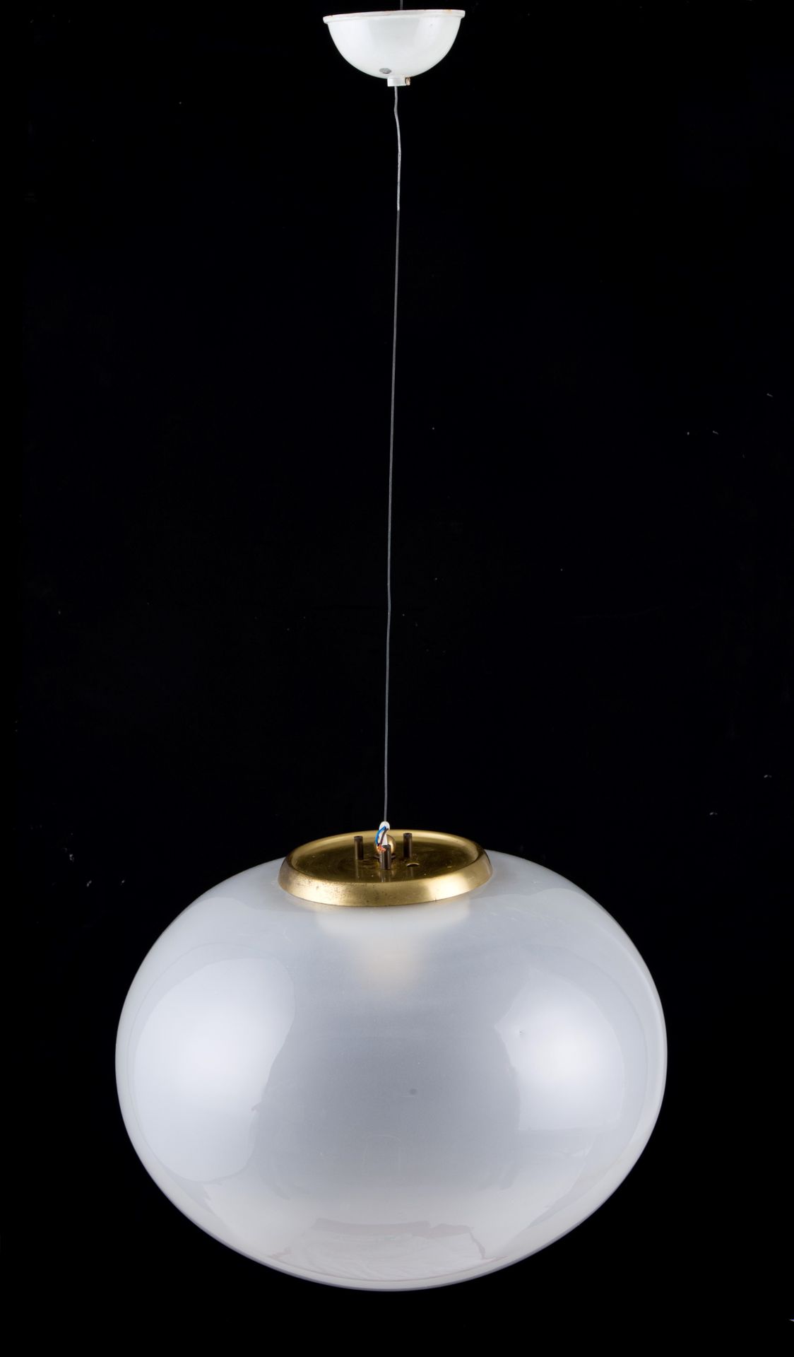 Pendant lamp 带白色乳白玻璃球的悬挂灯。1970s.长约 100x40 厘米。