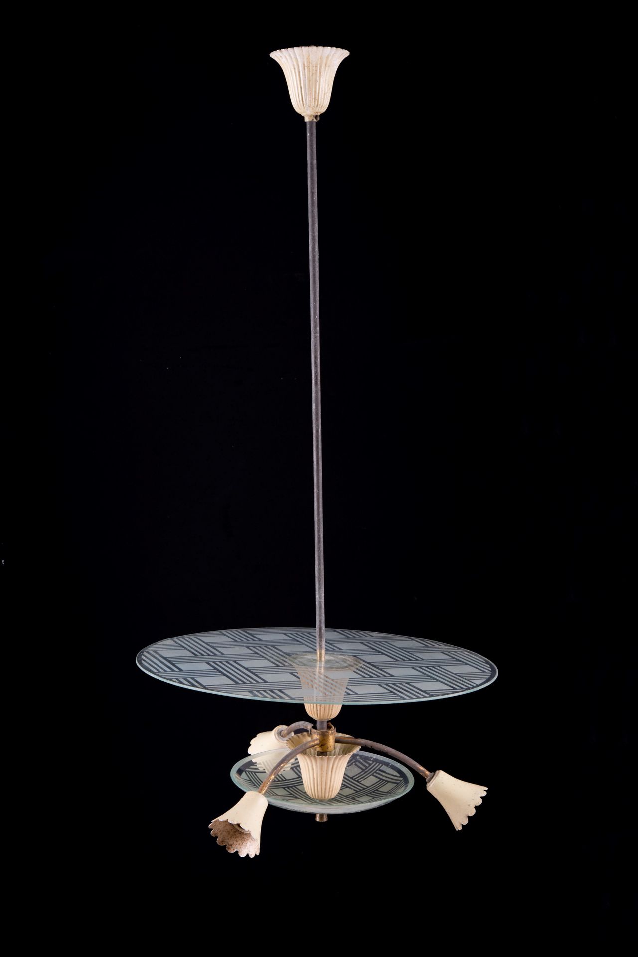 Chandelier with engraved glass 三灯枝形吊灯，配有雕刻玻璃、黄铜和彩绘金属底座。1960-70 年代。约 80x50 厘米