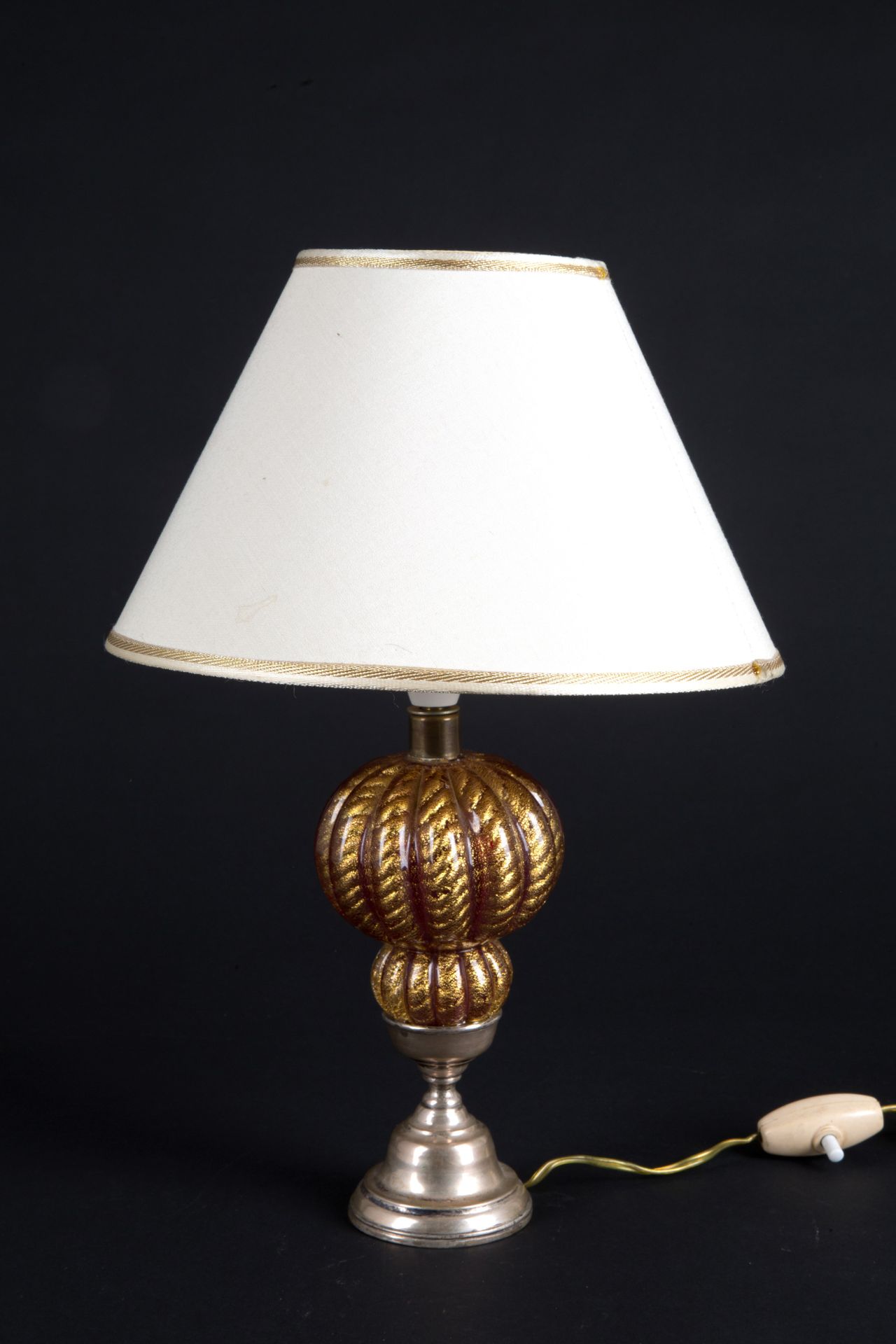 Corded glass lamp Lampe en verre cordé avec des reflets dorés, base en métal arg&hellip;