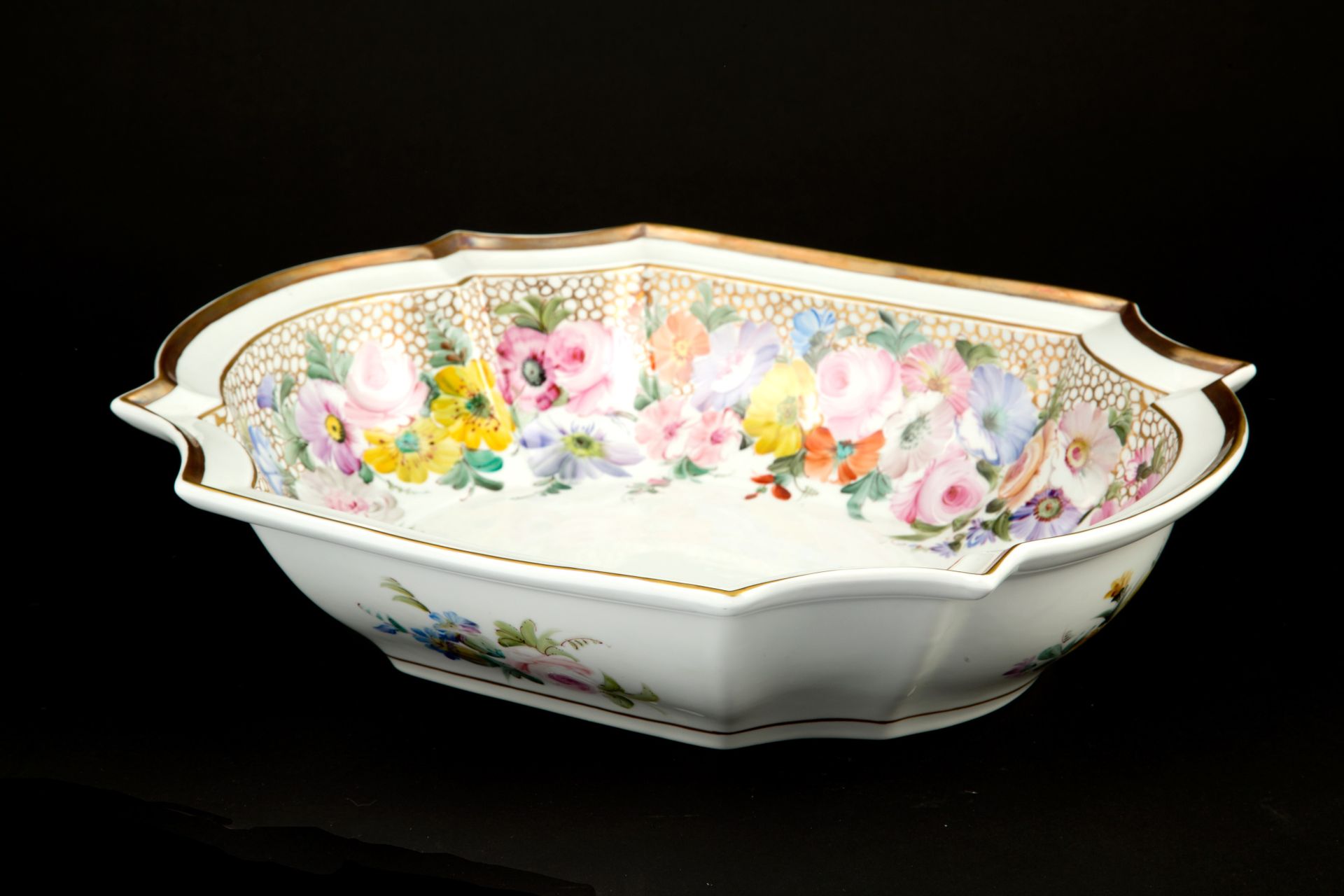 Soup bowl Sopera de porcelana blanca finamente pintada con motivos florales. Fir&hellip;