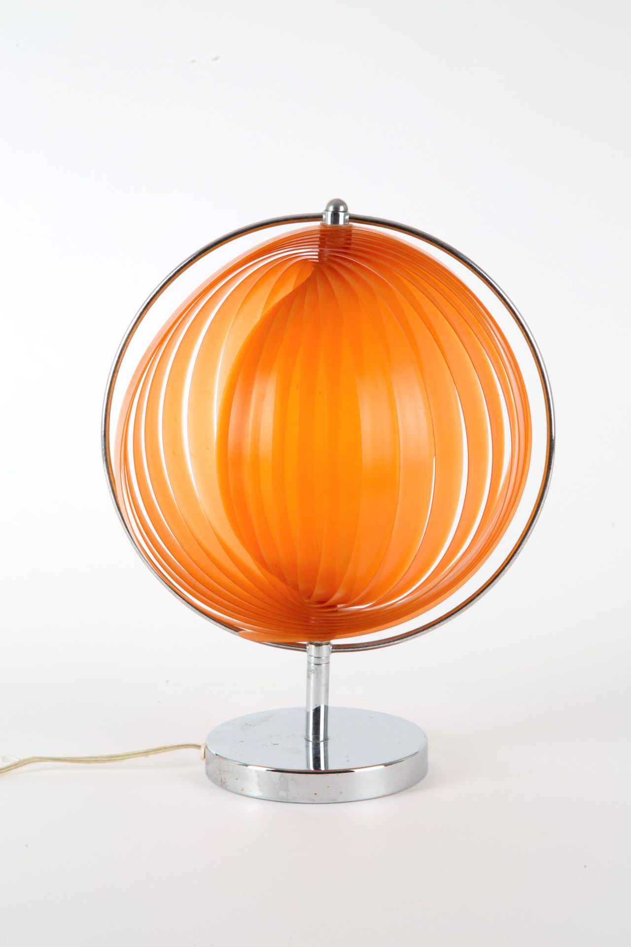 Orange plastic lamp Lampe en acier avec abat-jour en plastique orange. 1980s. En&hellip;