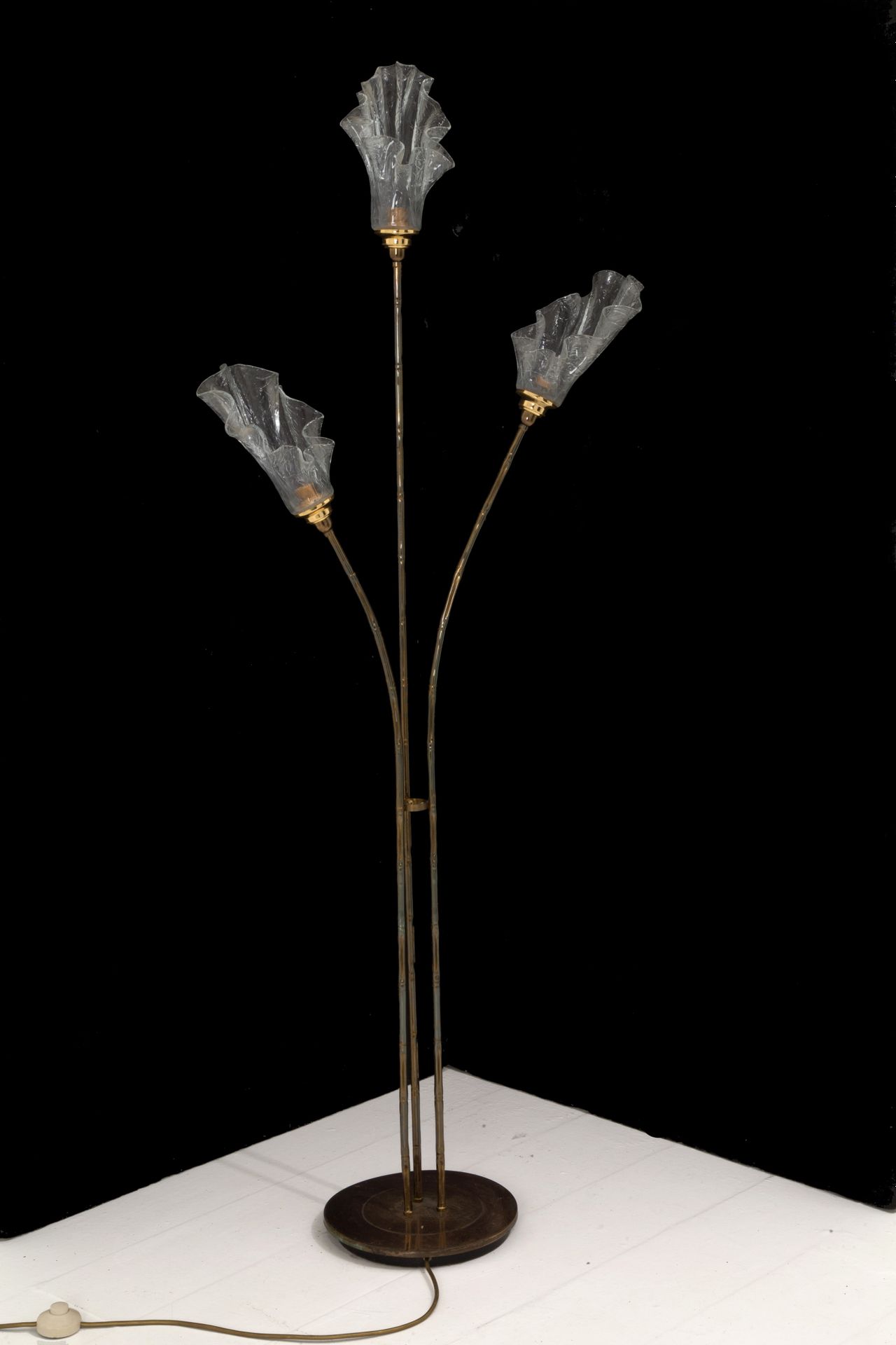 Three-stem floor lamp Lampadaire à trois branches en laiton doré avec trois abat&hellip;
