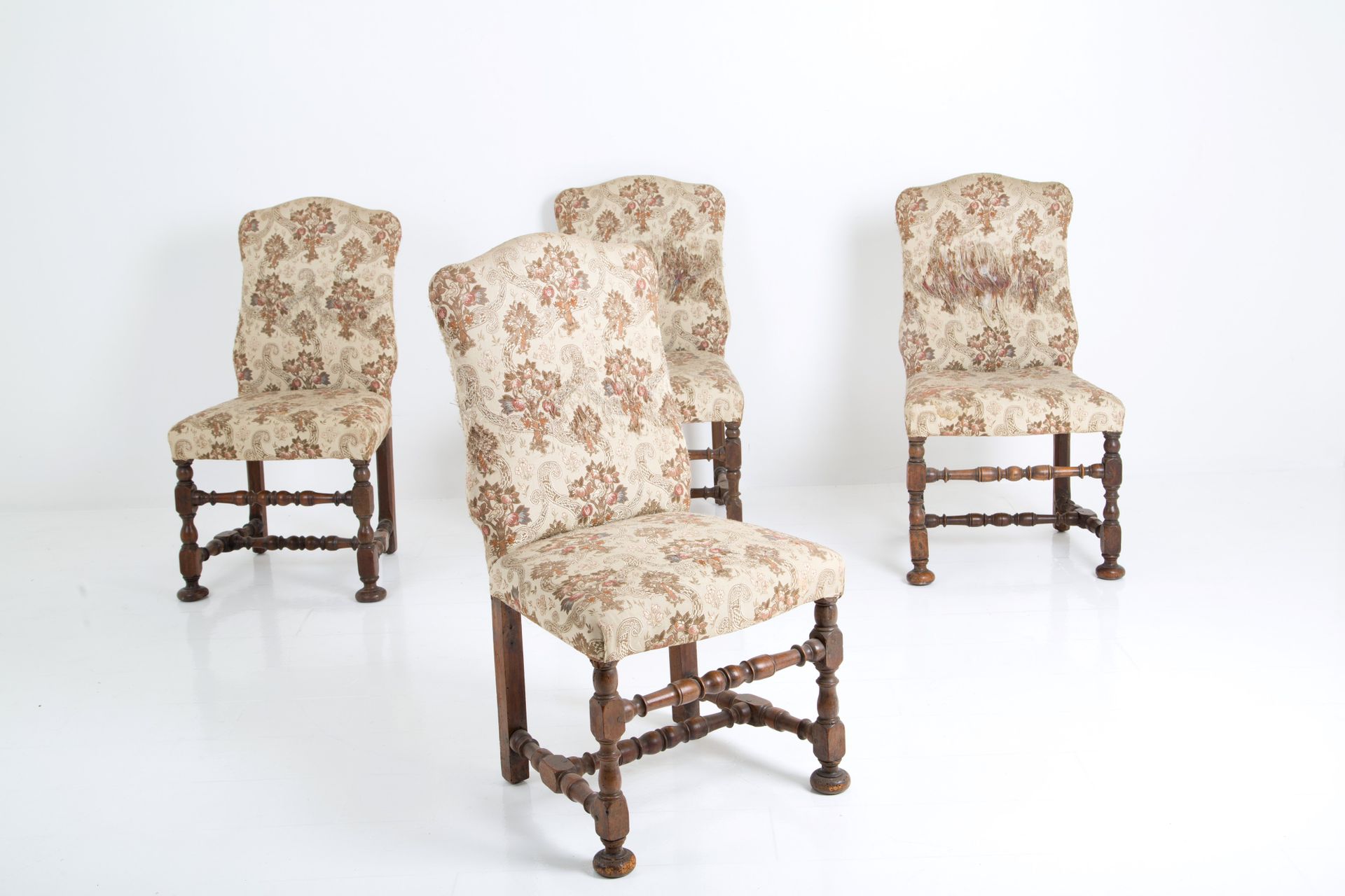 Four spool chairs Vier Spulenstühle mit gepolsterter Sitzfläche und Rückenlehne.&hellip;