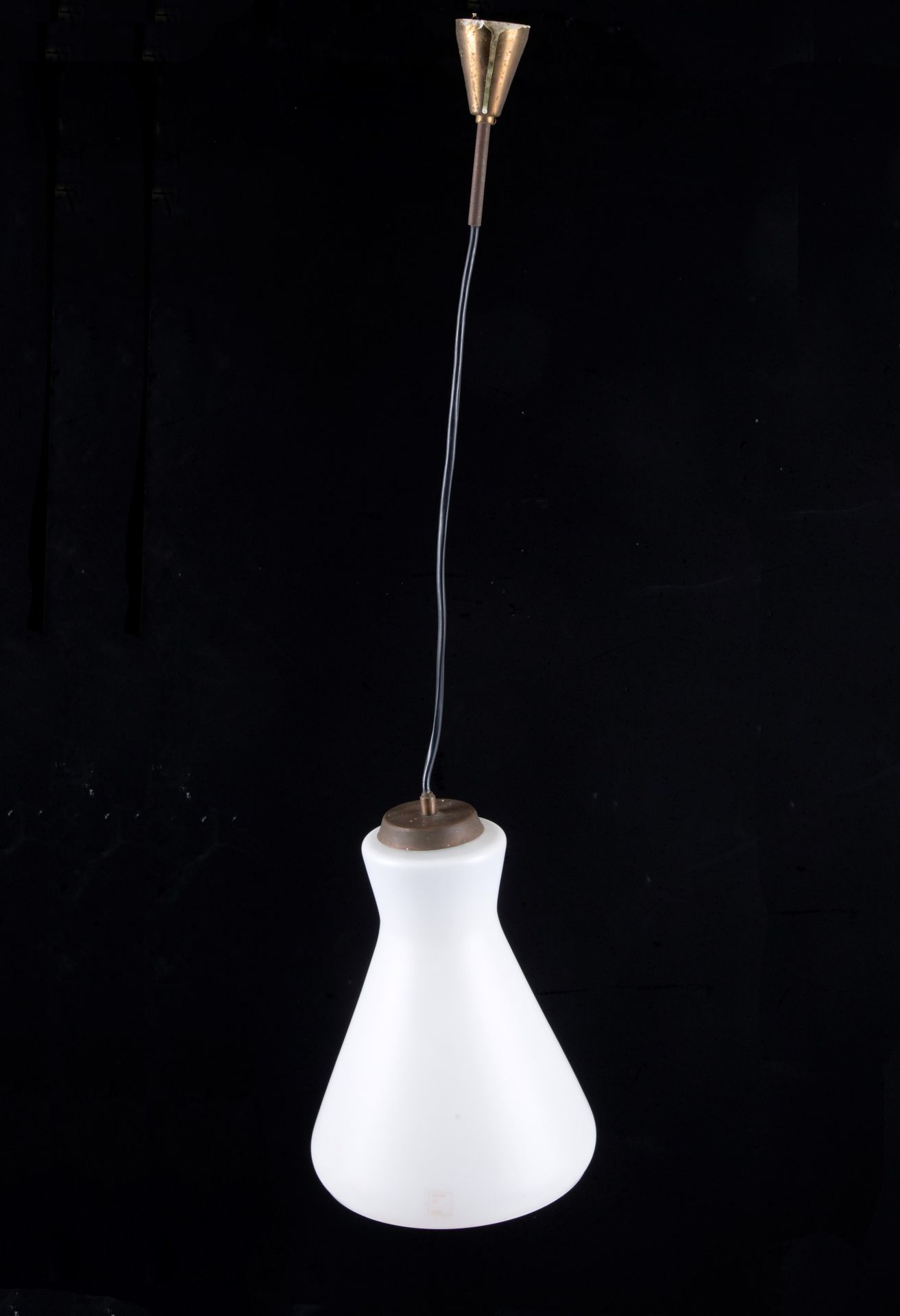Milk glass chandelier. AURELIANO TOSO 枝形吊灯，配有缎面拉蒂莫玻璃扩散器。产自威尼斯穆拉诺的 AURELIANO TOSO&hellip;