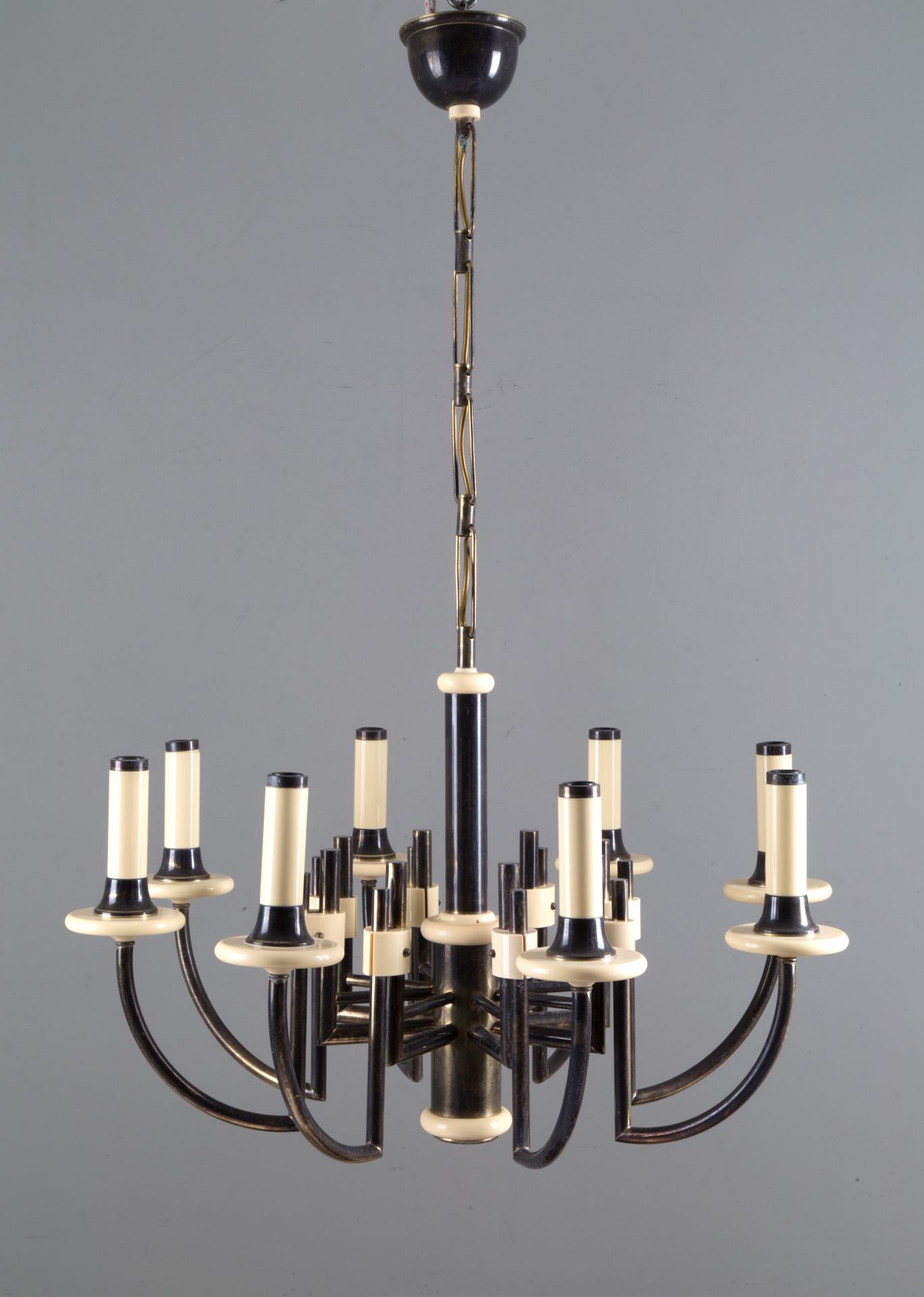 Eight light chandelier. BF ART Lustre à huit lumières en laiton et plastique. Pr&hellip;