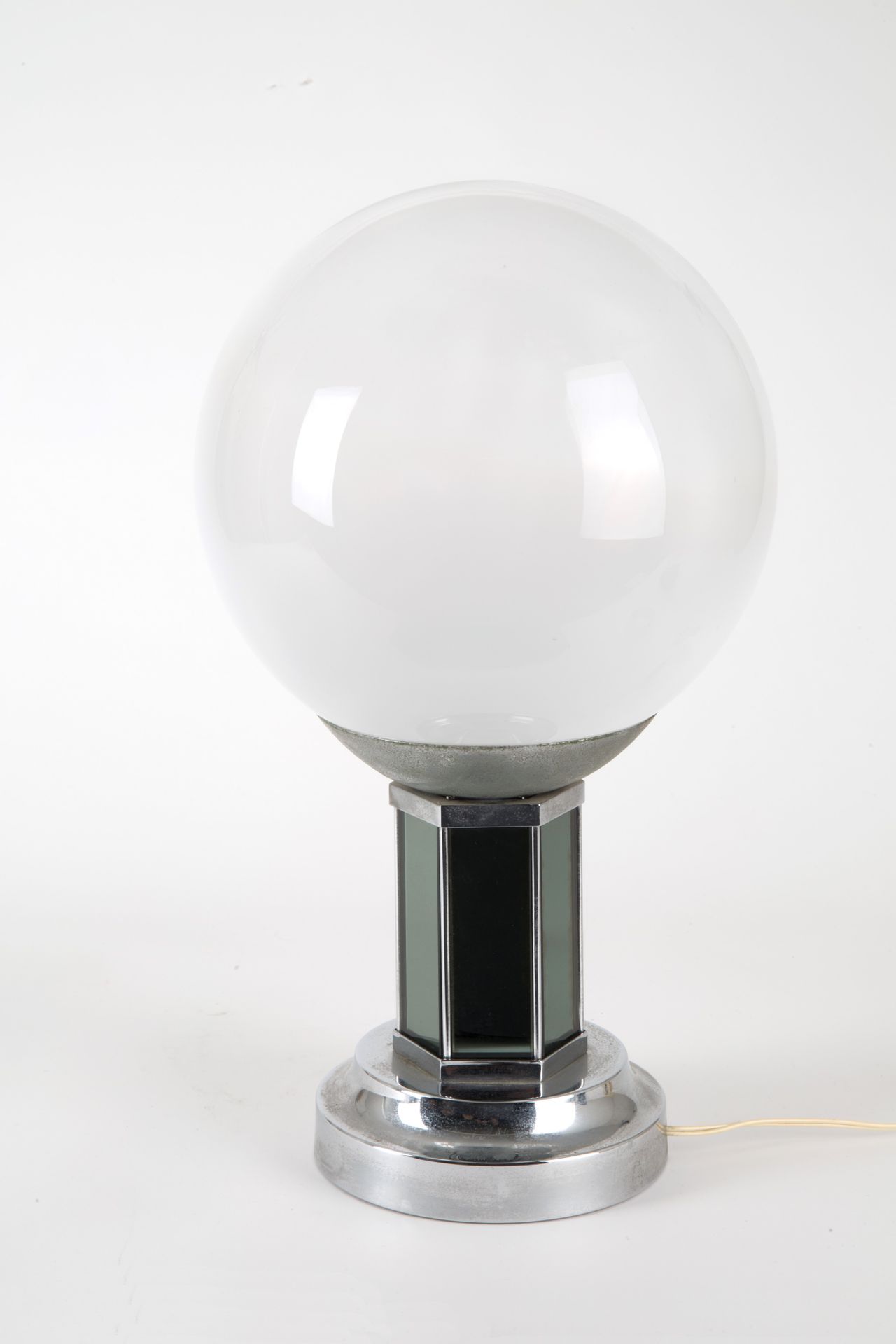 Table lamp. TARGETTI SANKEY 小灯柱形状的台灯，由镀铬钢和带玻璃扩散器的镜面制成。生产商为 TARGETTI SANKEY。有制造商标&hellip;