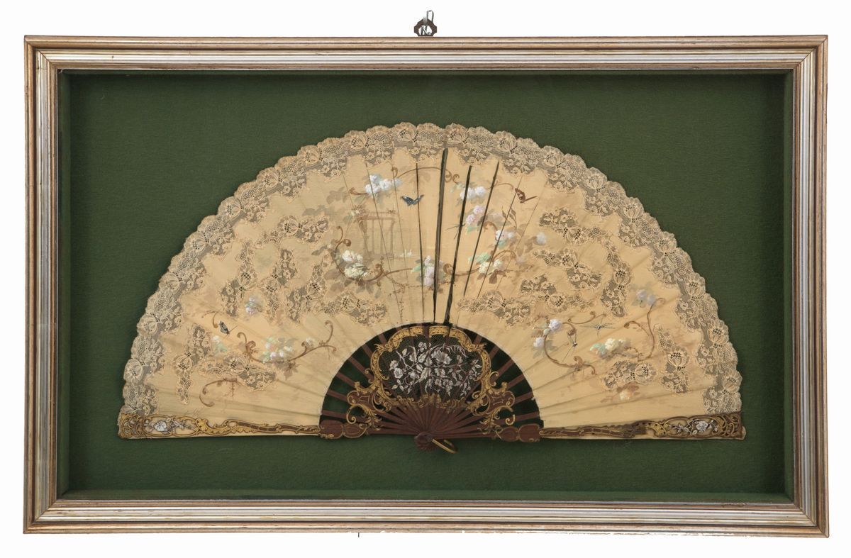 Silk and lace fan 描绘 "花与蝴蝶 "的丝绸和蕾丝扇子，带彩绘木框。右下方有不明签名。有框。有瑕疵。
扇面尺寸：约 35x67 厘米。
带框尺&hellip;