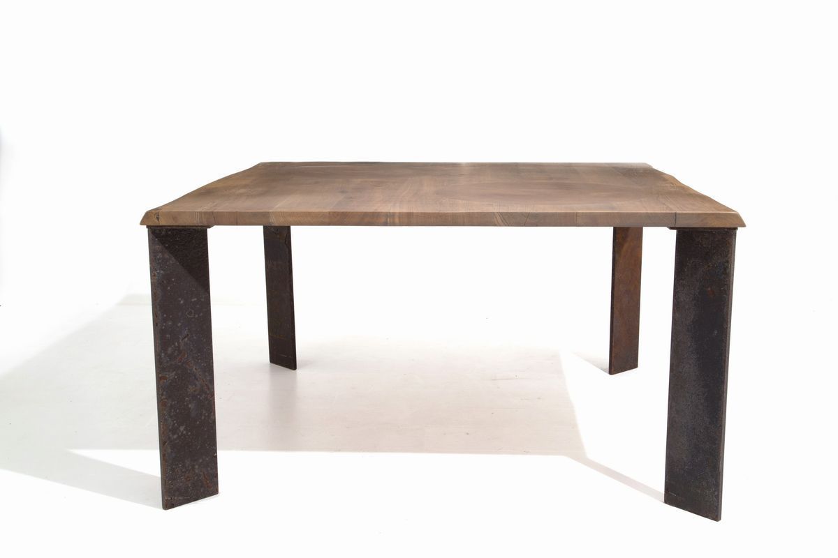 Square table 方桌，实木桌面，锻铁桌腿。意大利制造。20 世纪。约 141x141x74 厘米。