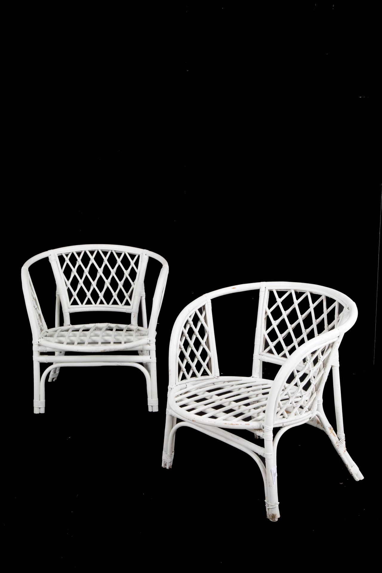 Pair of wicker armchairs Paar weiß lackierte Rattansessel. Ca. 70x68x70 cm.