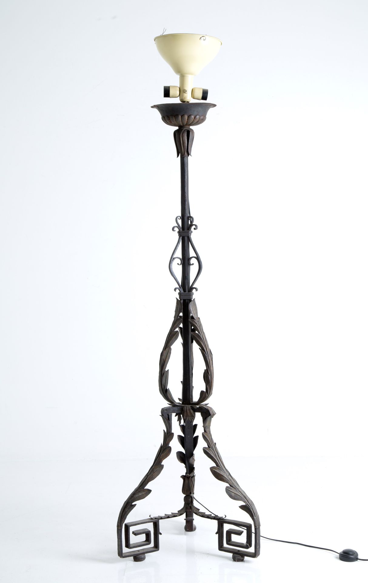 Wrought iron floor lamp Lampadaire en fer forgé. XIXème siècle. Défauts. 158x55 &hellip;