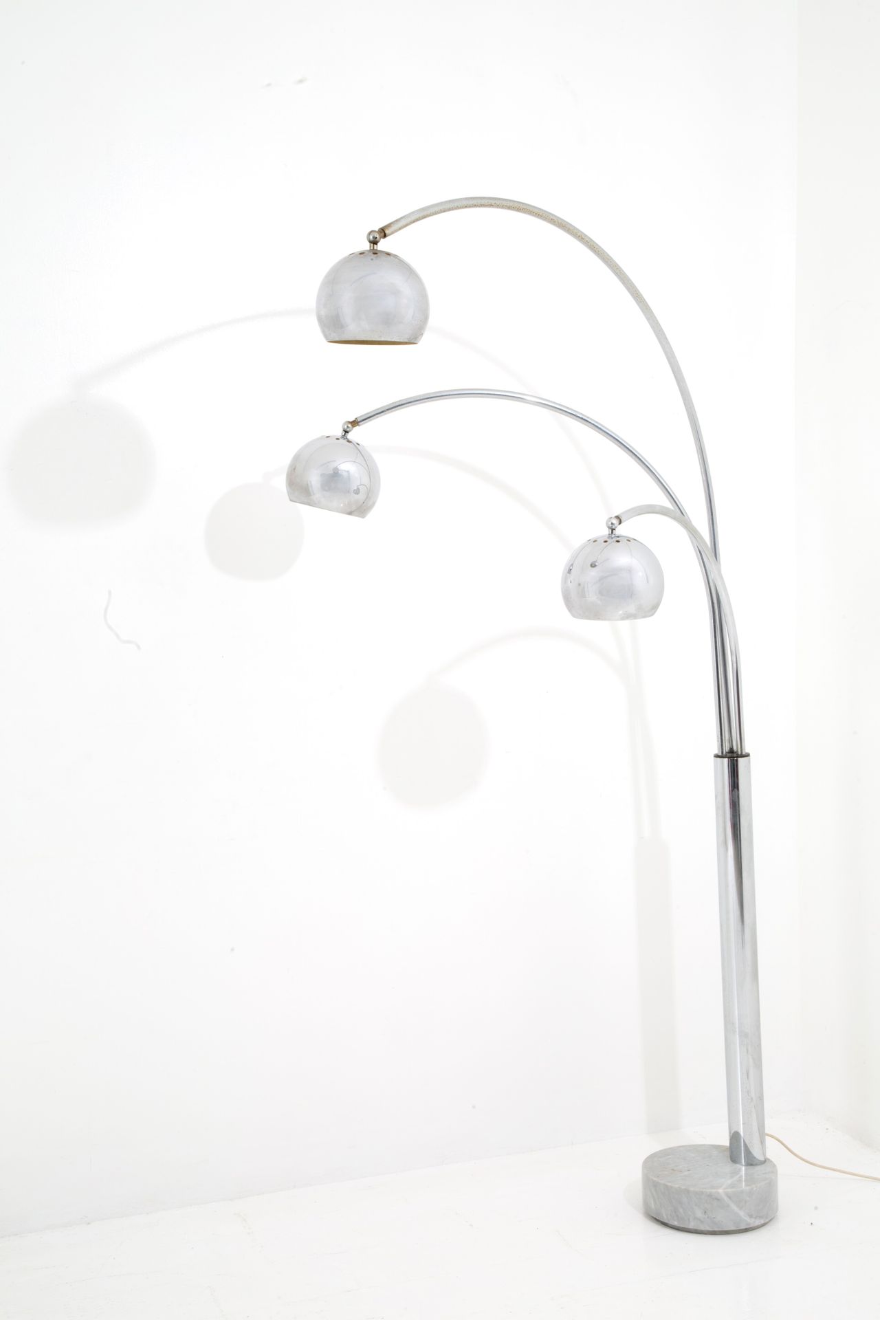 GOFFREDO REGGIANI. Floor lamp for REGGIANI (Attr.) 戈弗雷多-雷贾尼（1929-2004）。镀铬金属三灯落地灯&hellip;