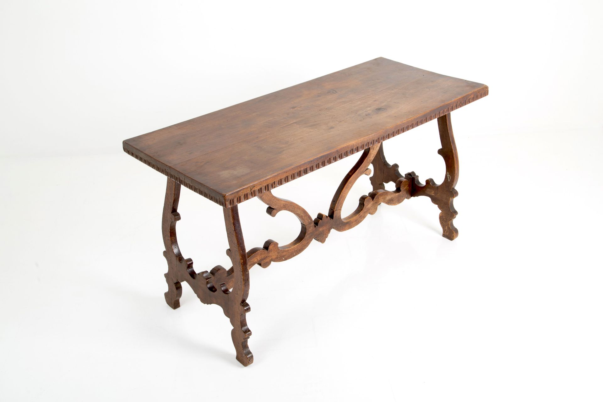 Lyre table Table en bois en forme de lyre avec des pieds en forme de croix. Plat&hellip;