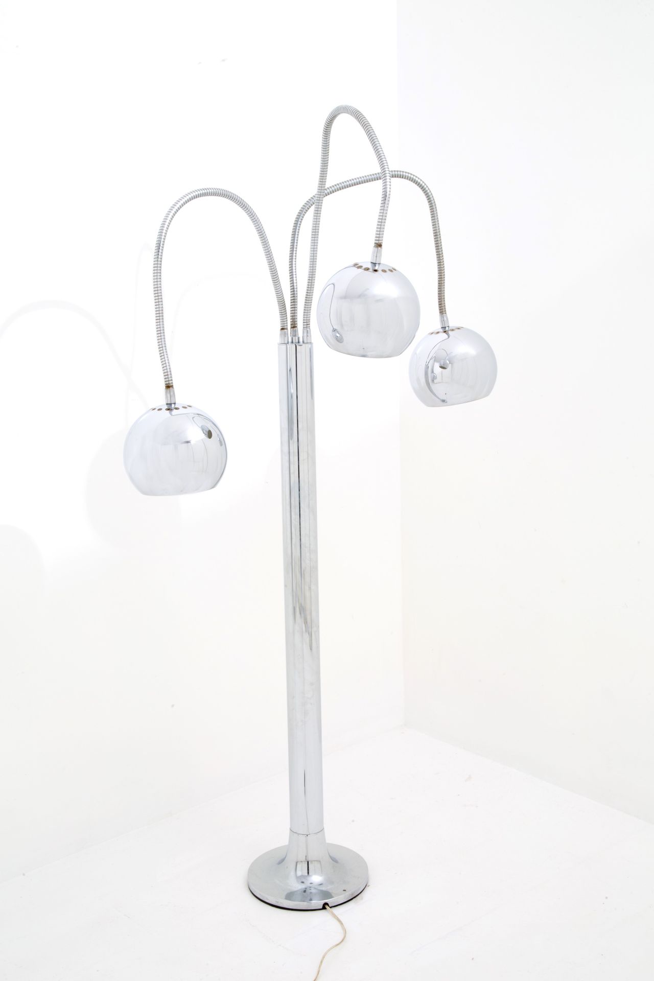 GOFFREDO REGGIANI. Chromed floor lamp for REGGIANI 戈弗雷多-雷贾尼（1929-2004）。镀铬钢落地灯，带三&hellip;