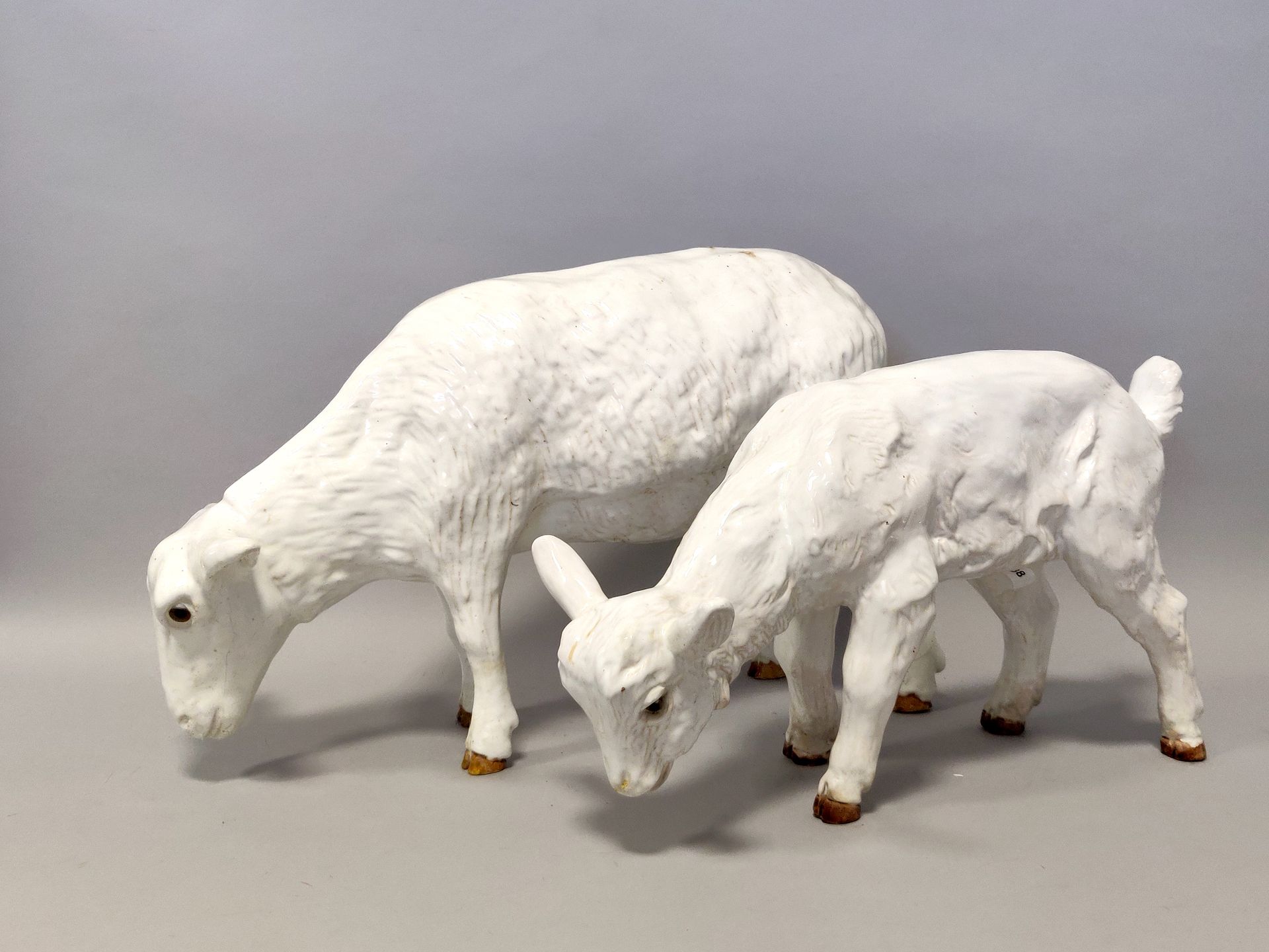 Null BAVENT。白釉陶器主题代表一只母羊和她的小羊。硫磺中的眼睛。签名。高度：36和30厘米。长度：59和50厘米。修复。
