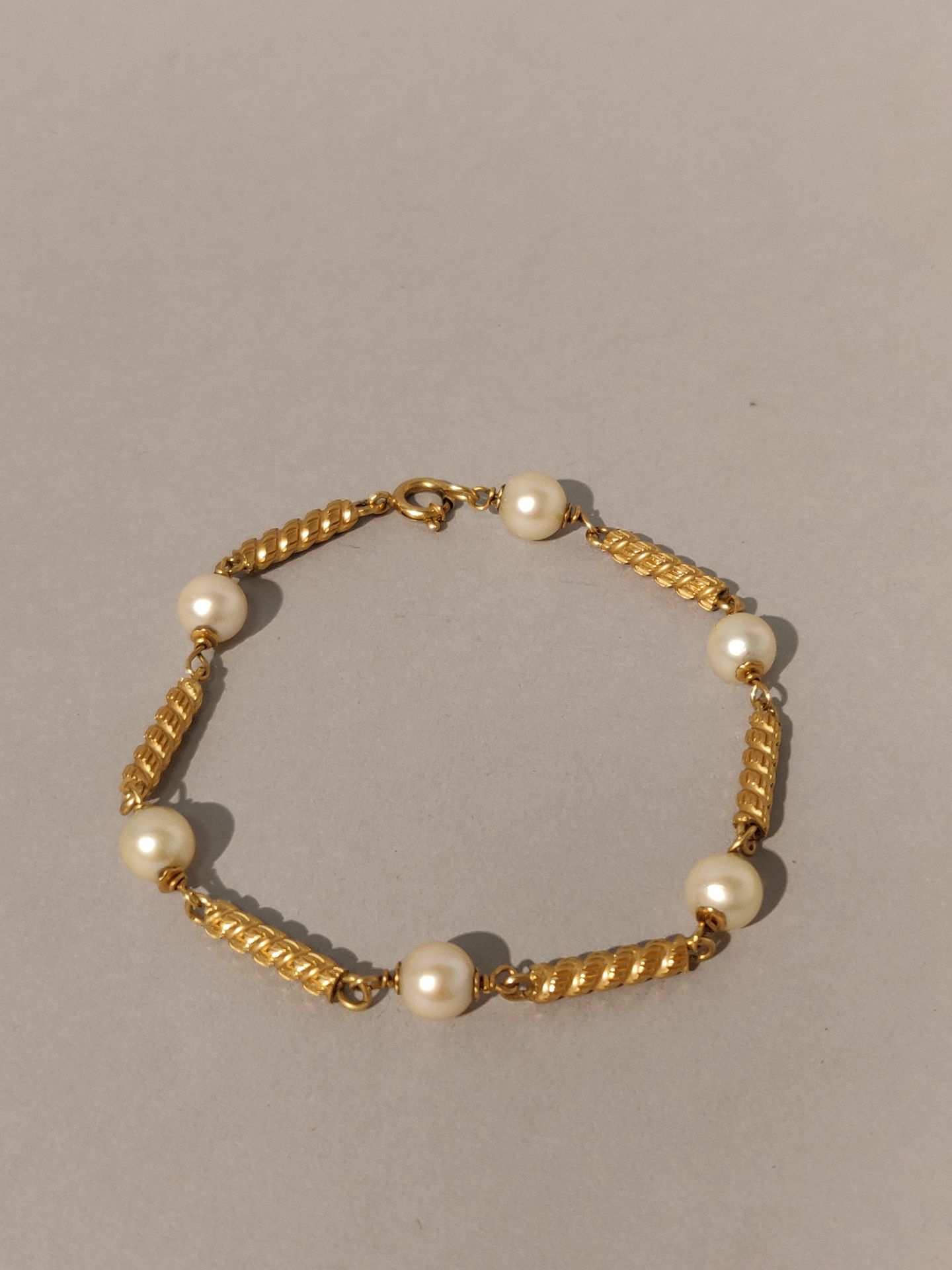 Null BRACELET en or jaune à décor torsadé rythmé de perles. Longueur 19,5 cm, Po&hellip;