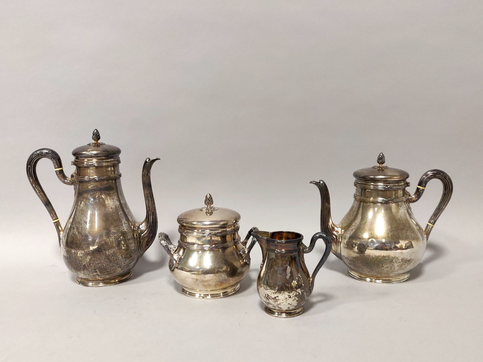 Null 一套银质茶具和咖啡具（925），带有丝带楣，包括一个茶壶，一个咖啡壶，一个有盖糖碗和一个牛奶壶，松果的雀斑。路易十六的风格。Minerve的标志。总重&hellip;