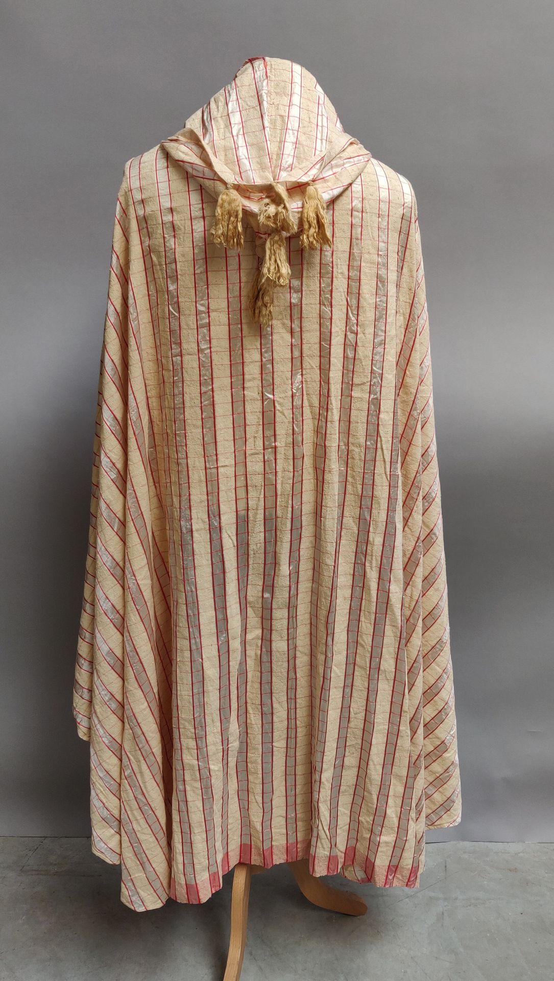 Null Abrigo llamado Burnous en seda a rayas, principios del siglo XX.