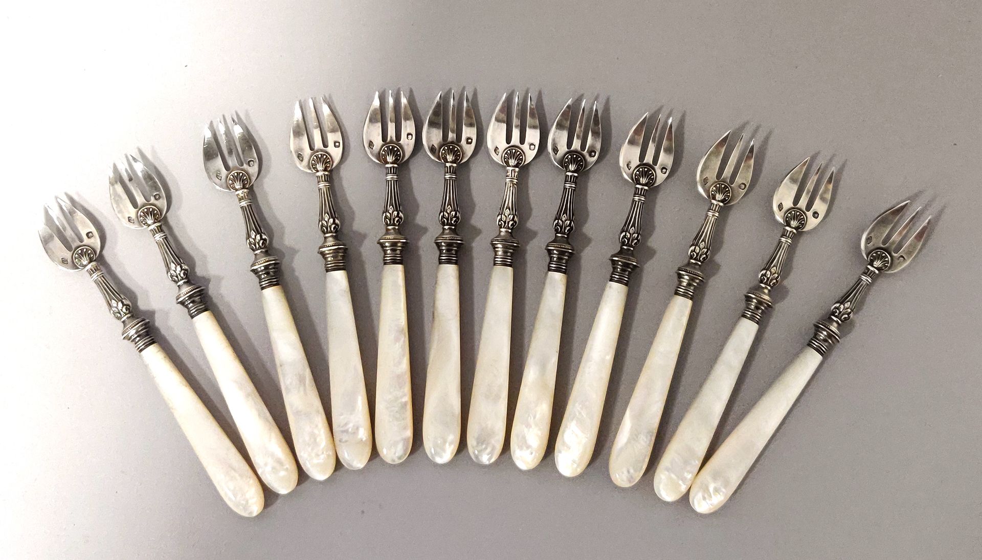 Null Jean GRANVIGNE (attivo 1868-1889). Set di 12 forchette in argento con manic&hellip;