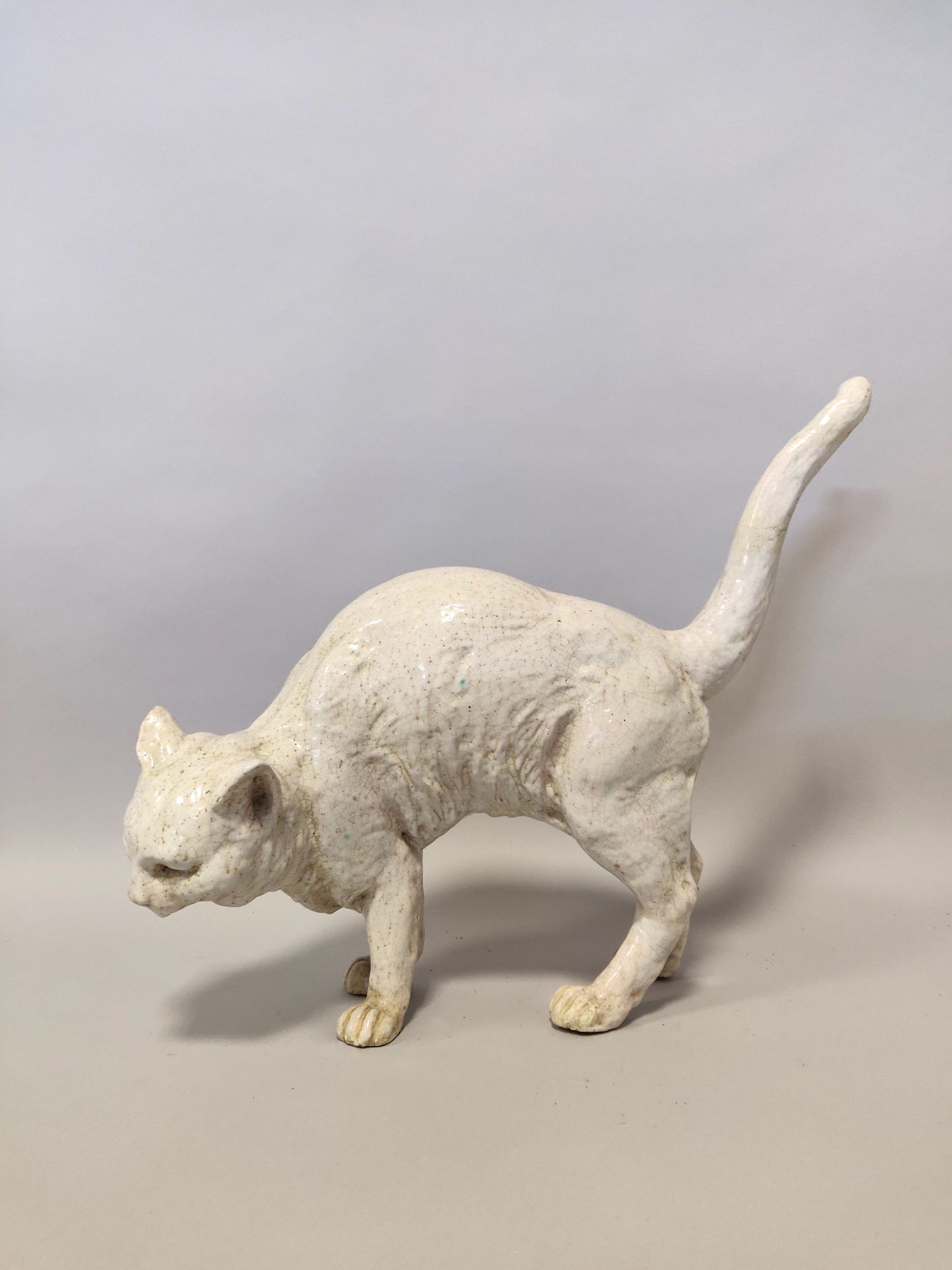 Null BAVENT。白釉陶器主题，代表一只圆背的猫。高度：45厘米，长度：53厘米。小缺口，修复。