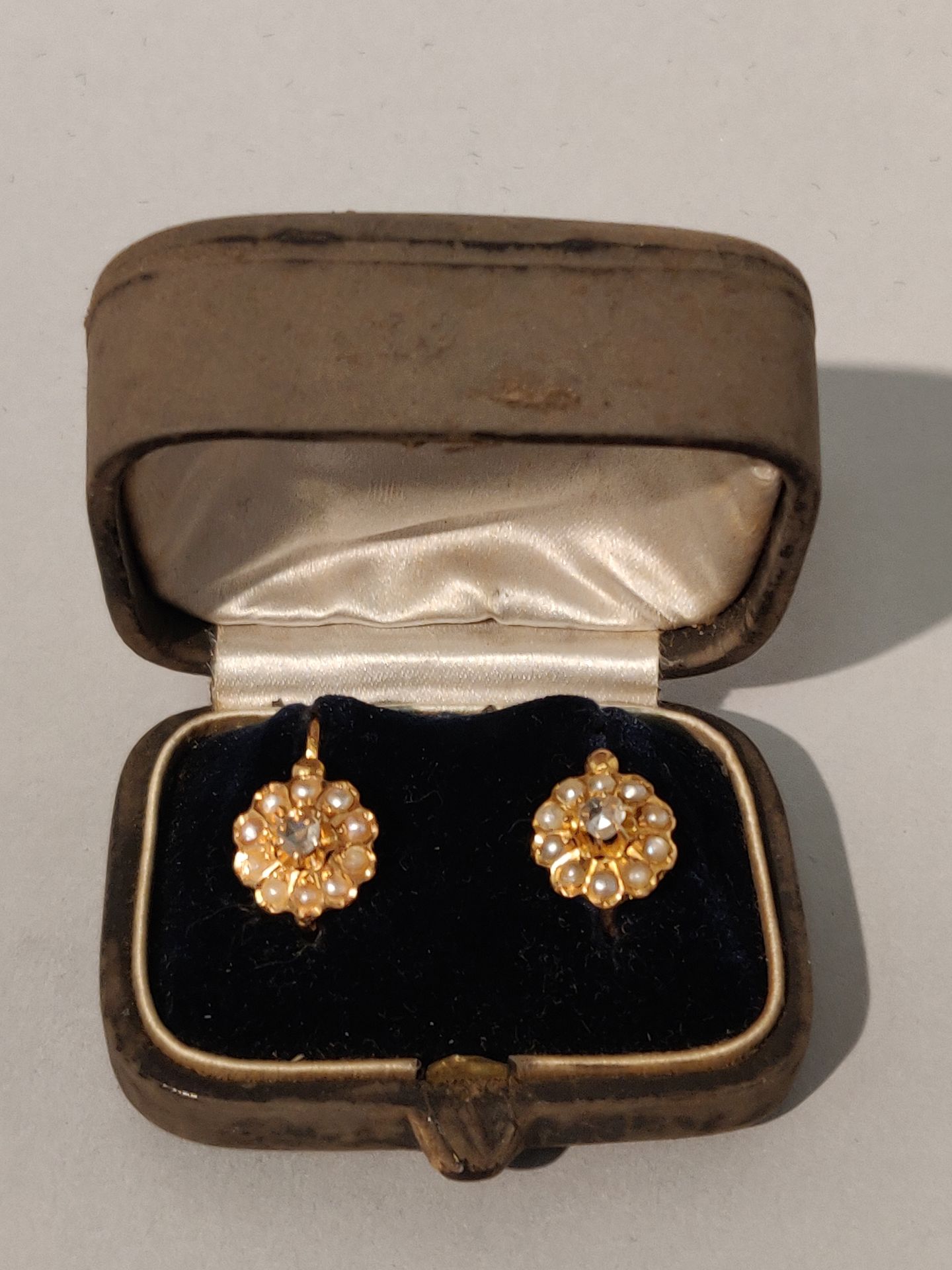 Null 一对黄金（750/°°）DORMEUS耳环，上面镶嵌着珍珠，中心有一颗钻石。毛重：2.1克。在他们的案例中