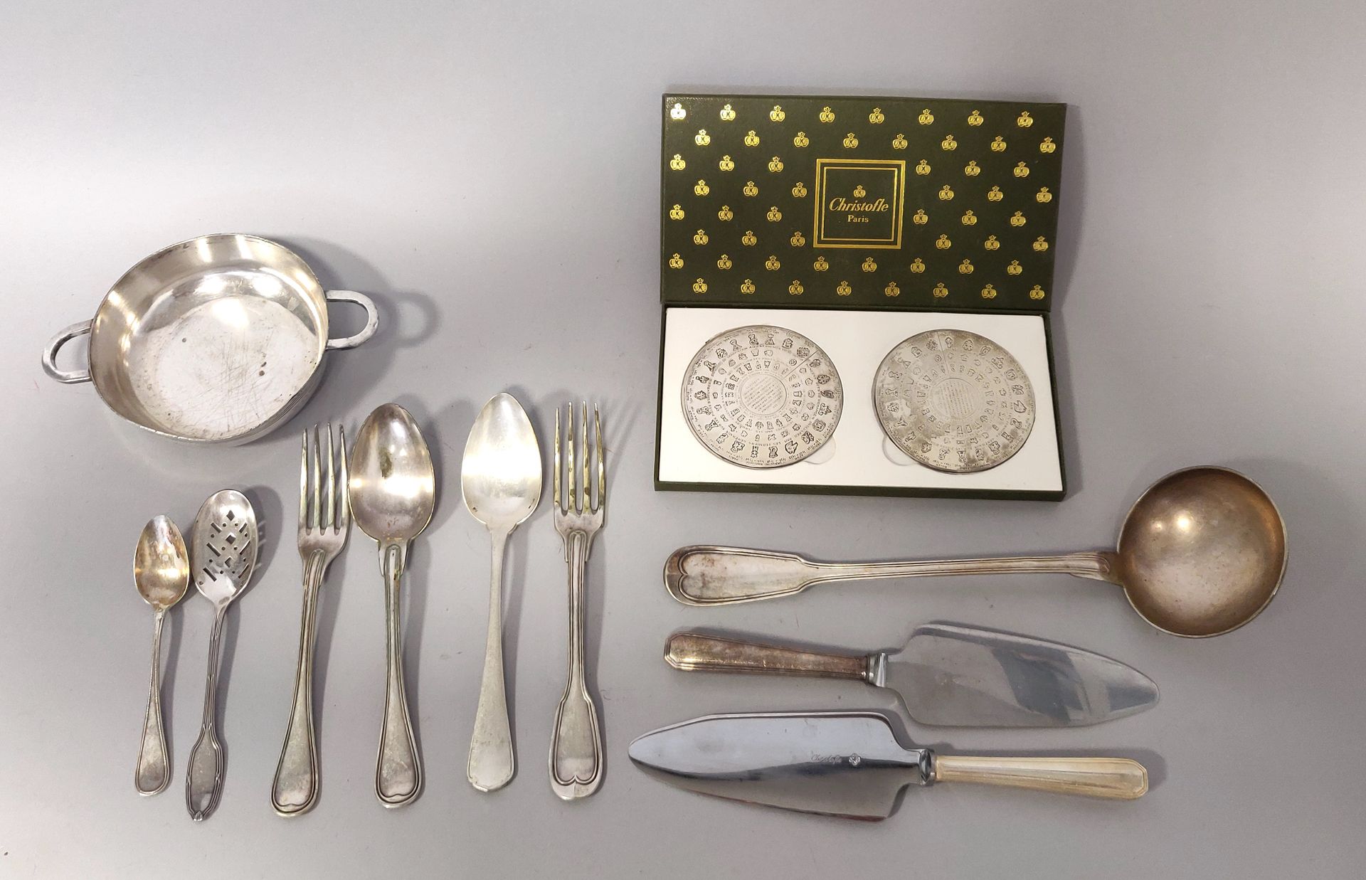 Null CHRISTOFLE.各种镀银餐具，包括等高线餐具，等高线勺子，小锅，两个带印记装饰的锅子，装在盒子里。