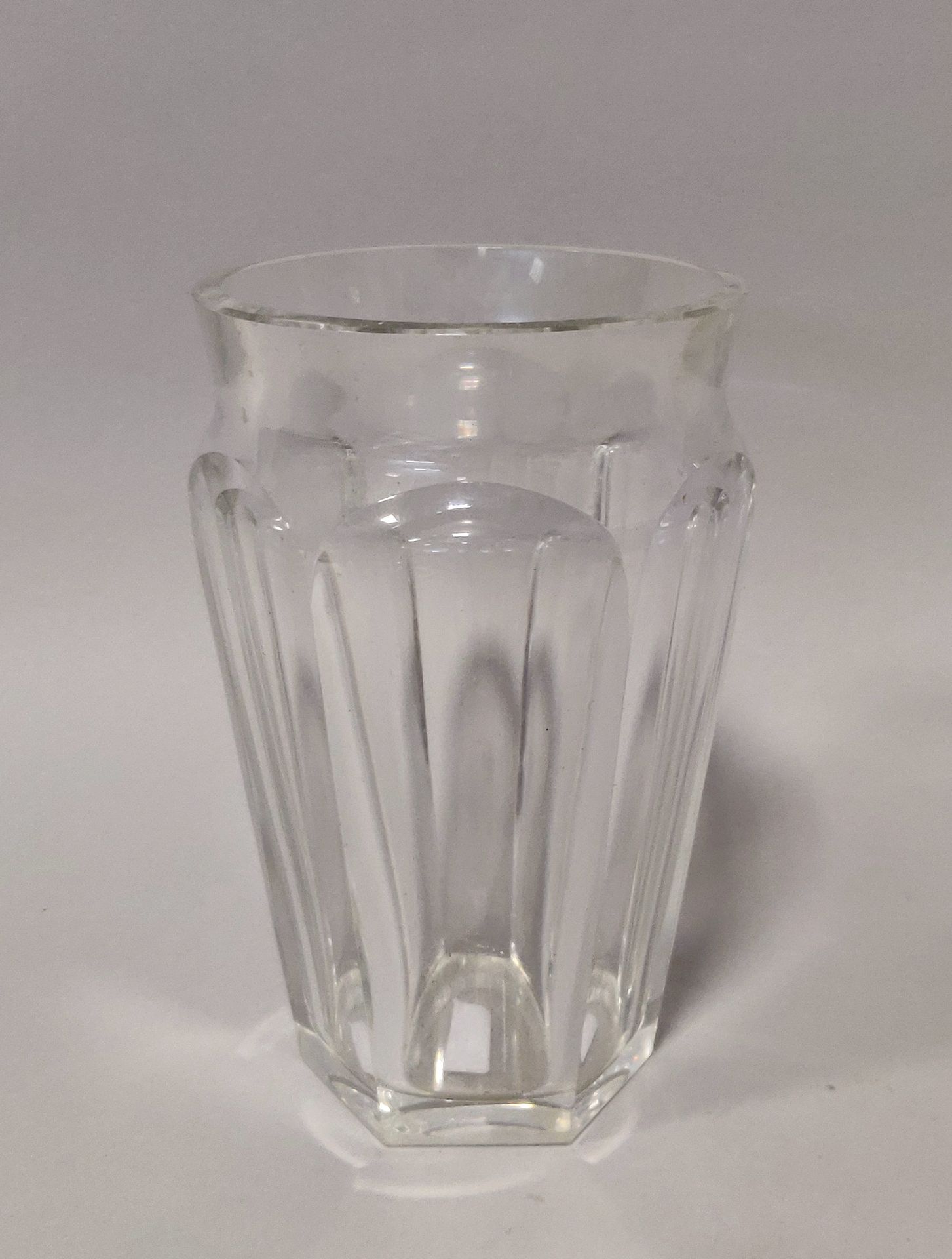 Null BACCARAT. VASE in cut crystal with sides, model "Harcourt". Height: 17 cm. &hellip;