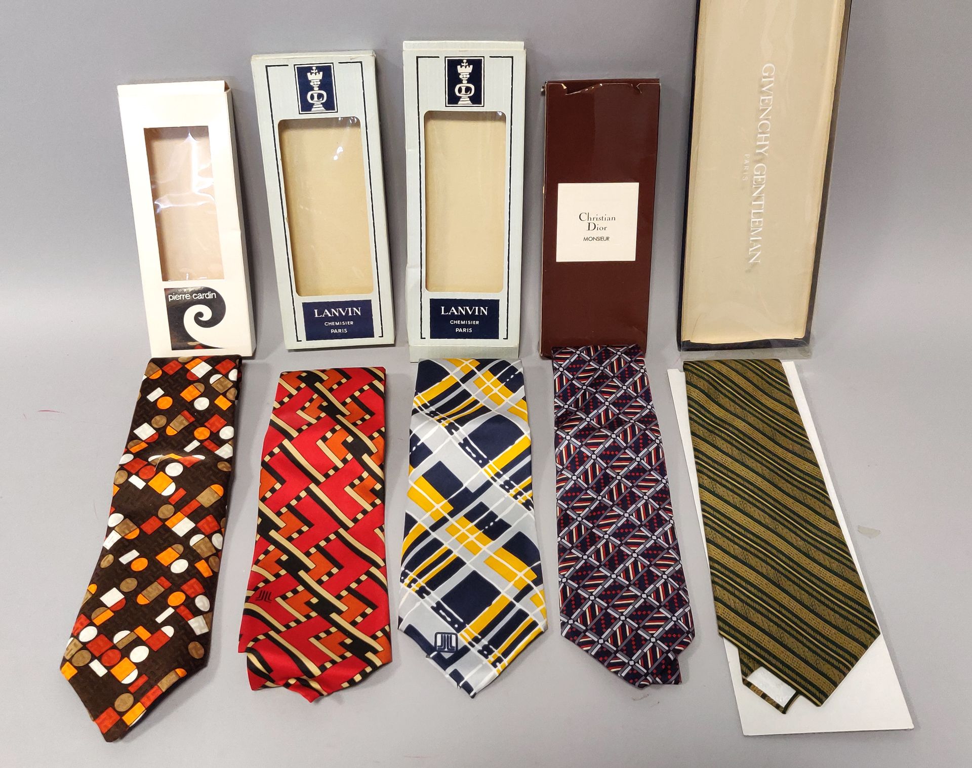 Null Lot de cinq cravates en soie à décor géométrique dont une CHRISTIAN DIOR, u&hellip;