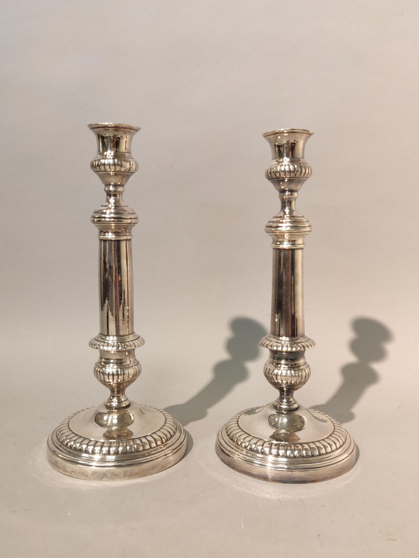 Null Jh. Paar versilberte Bronze-Kerzen mit Fries aus Gadroons. Höhe : 28 cm. Le&hellip;
