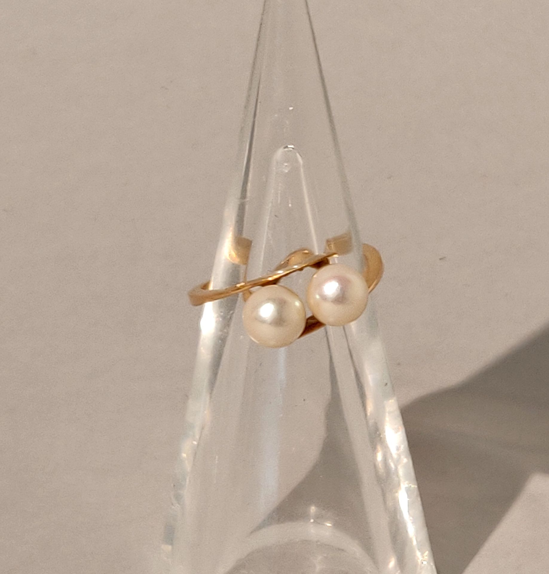 Null Yellow gold ring set with two pearls. Gross weight: 3 gr. Foreign work.