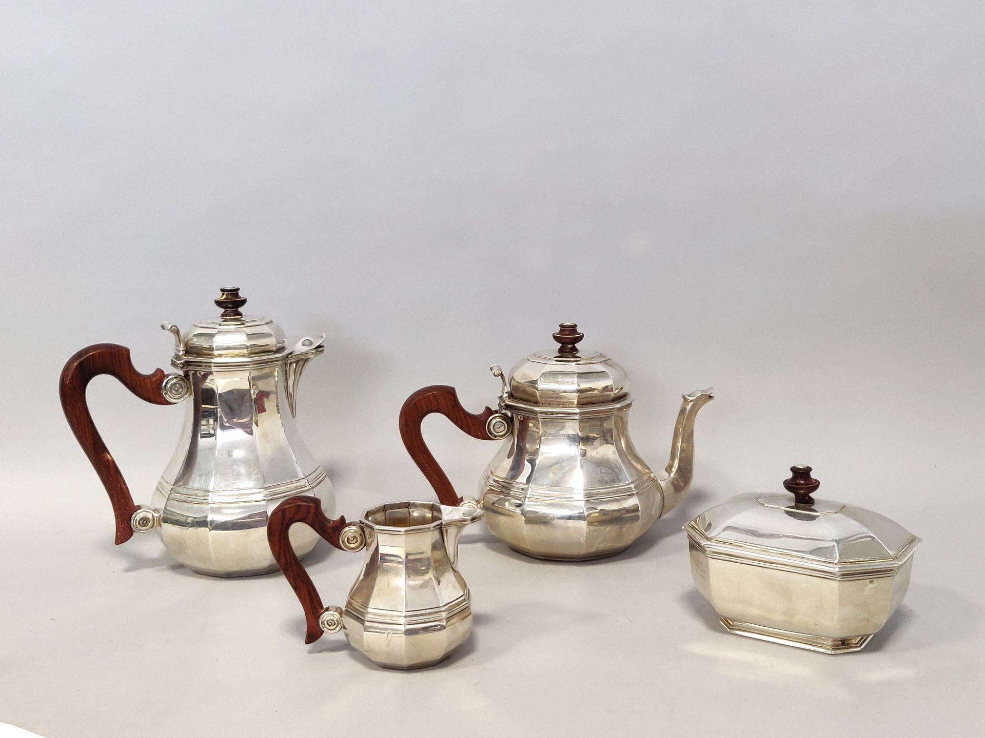 Null PUIFORCAT.茶和咖啡套装，四件银制品，手柄为木制，包括一个茶壶，一个咖啡壶，一个牛奶壶和一个有盖糖碗。镟木手柄和握把。内饰为vermeil。签&hellip;