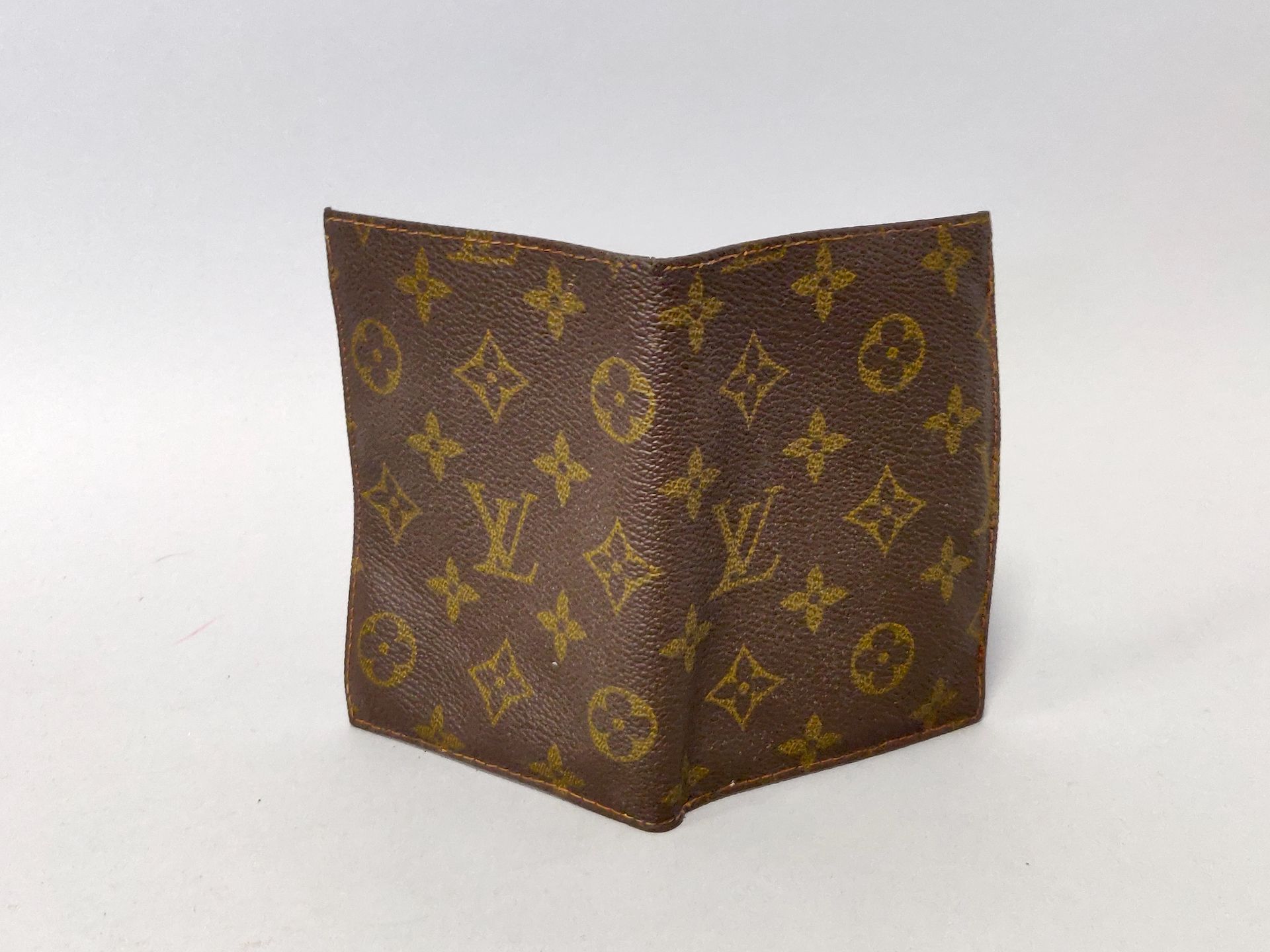 Null LOUIS VUITTON. Wallet in monogrammed canvas, the interior lined with card h&hellip;