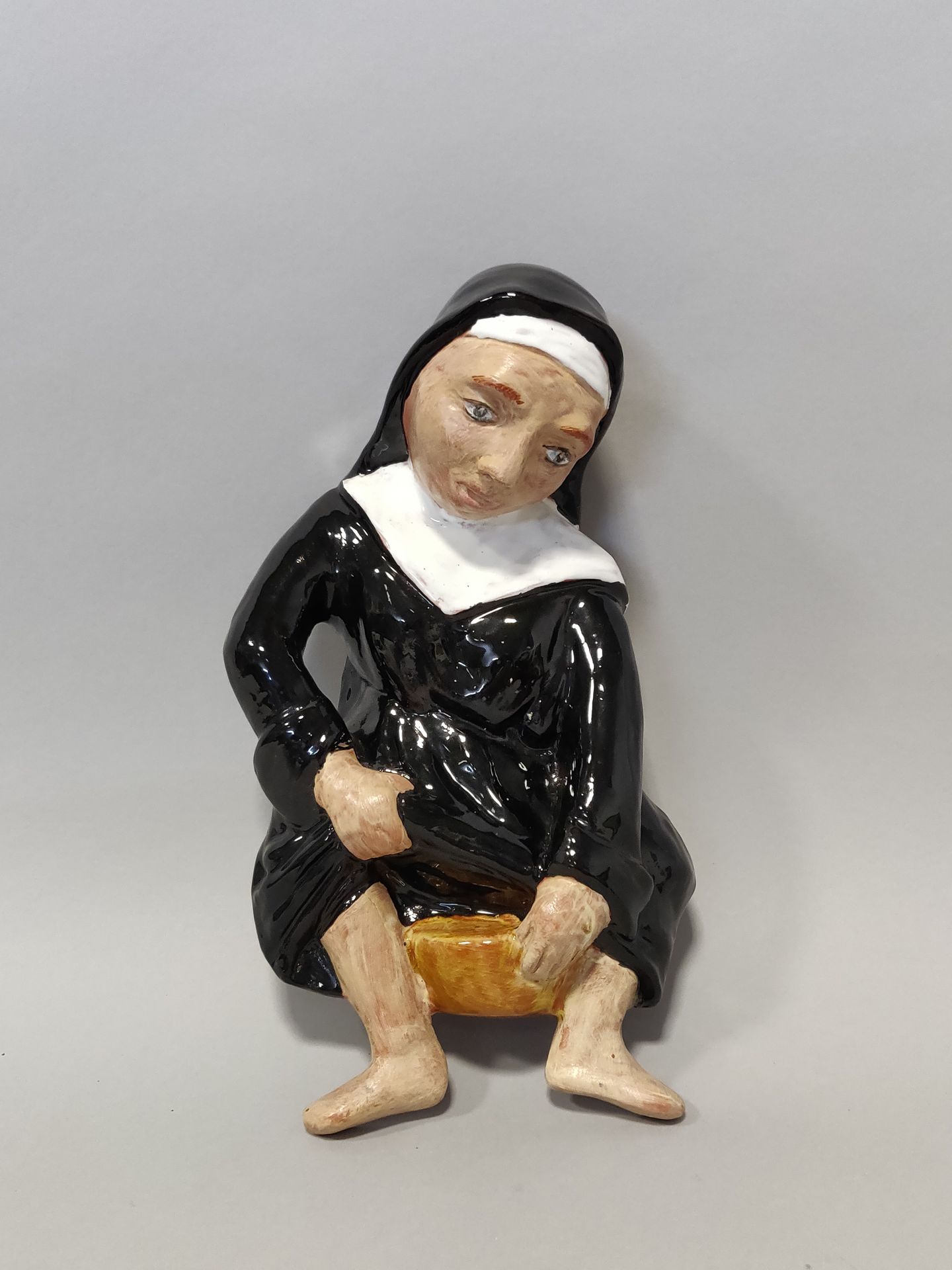 Null BAVENT. Polychrome glazed terracotta subject representing a nun relieving h&hellip;