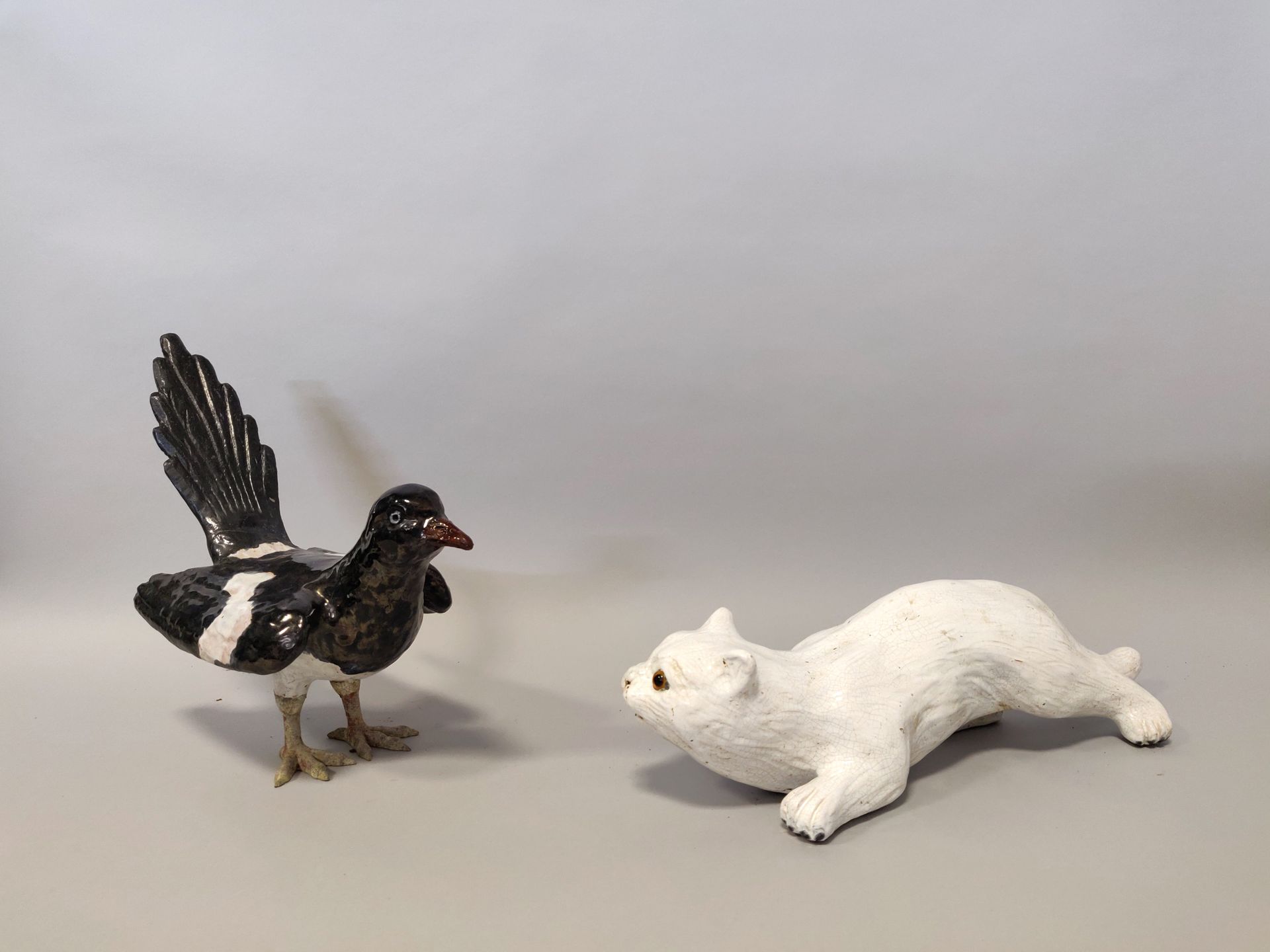 Null BAVENT。两件多色釉陶器的会面，代表一只爬行的猫和一只喜鹊。高度：33和13厘米。小缺口，修复。