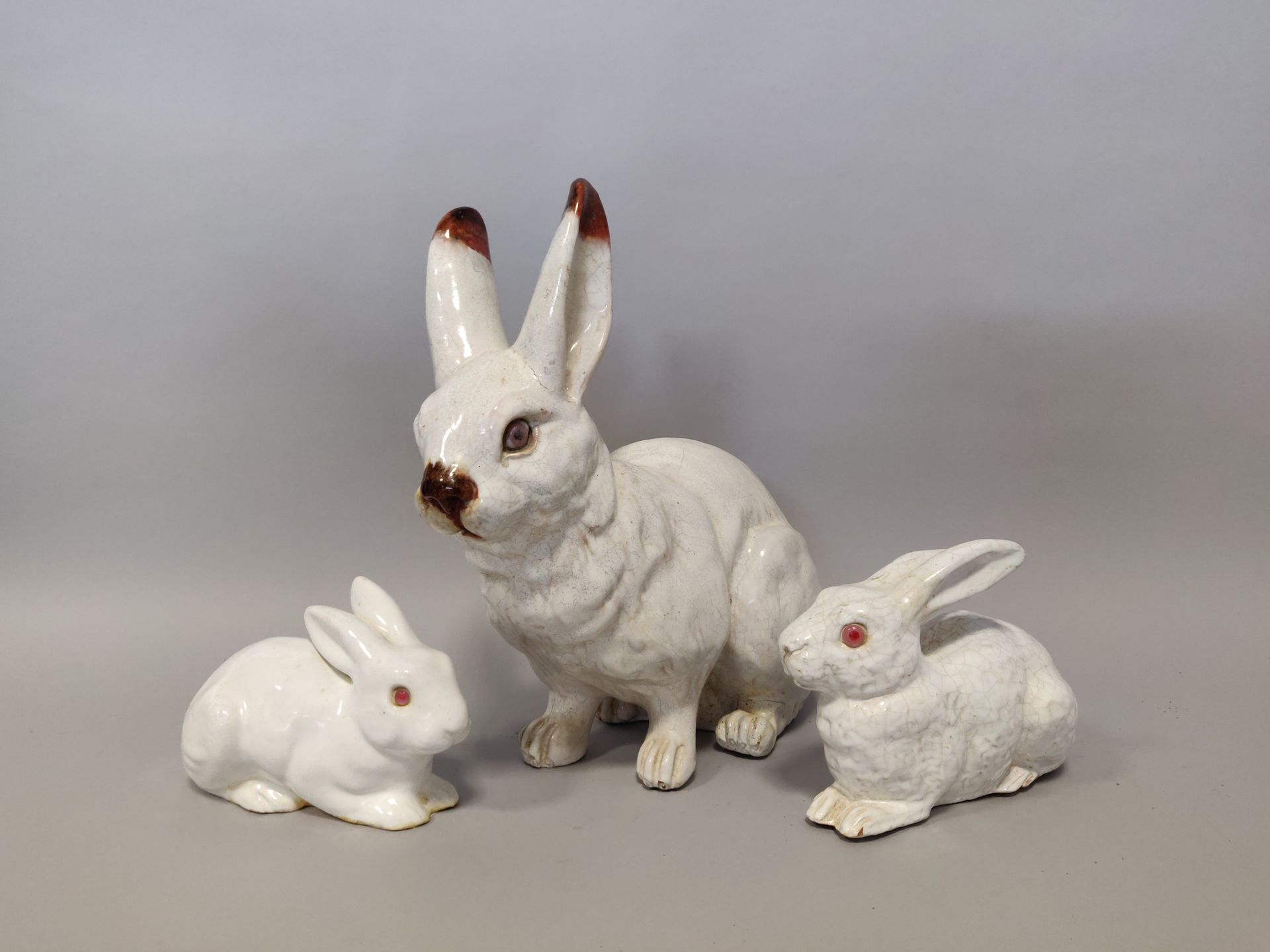 Null BAVENT. Meeting of three subjects in glazed terracotta representing rabbits&hellip;