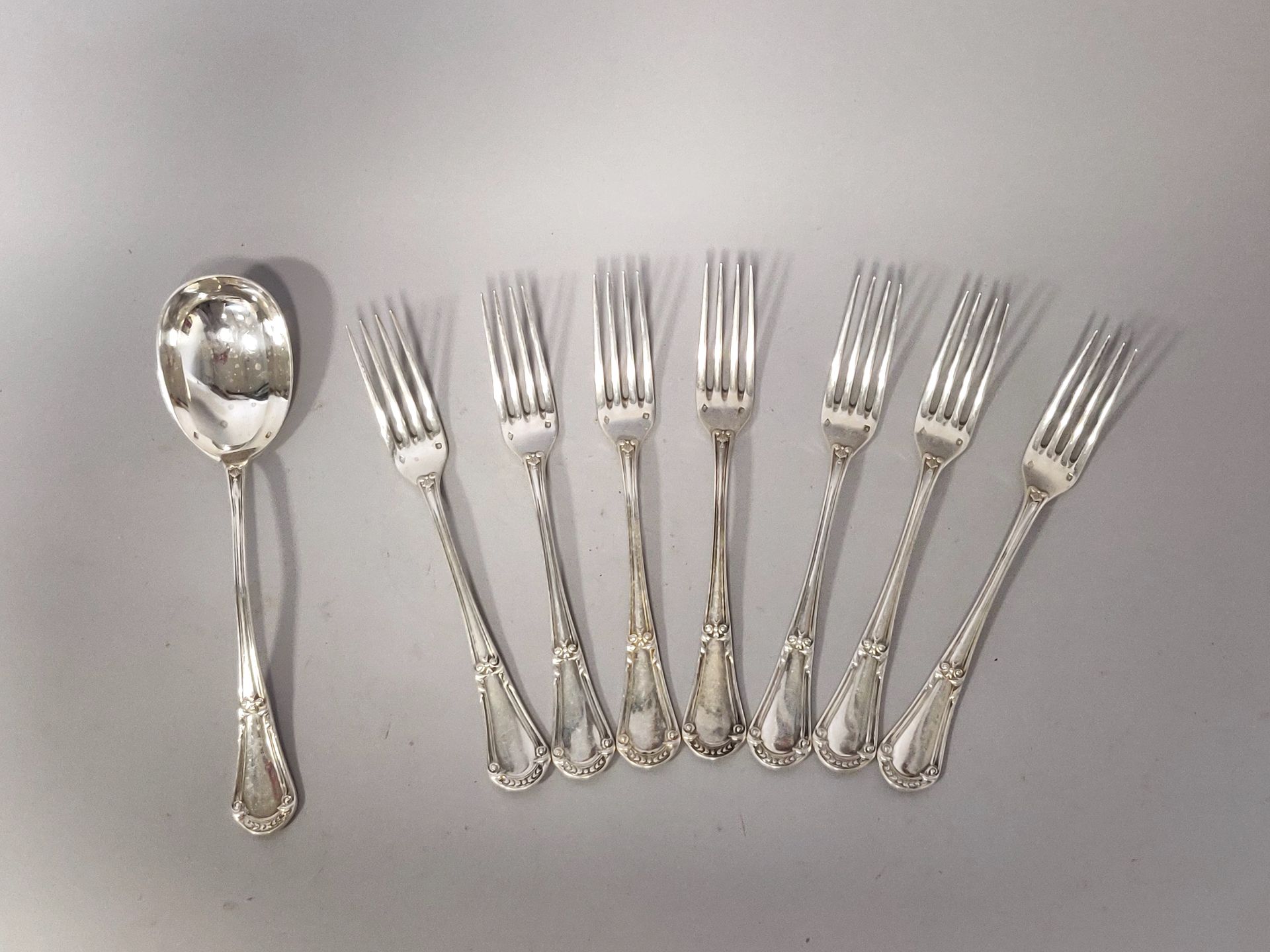 Null 七套路易十六风格的银制餐具，包括6个叉子和一个服务勺。米纳维标志着第一个冠军。总重量：455克。