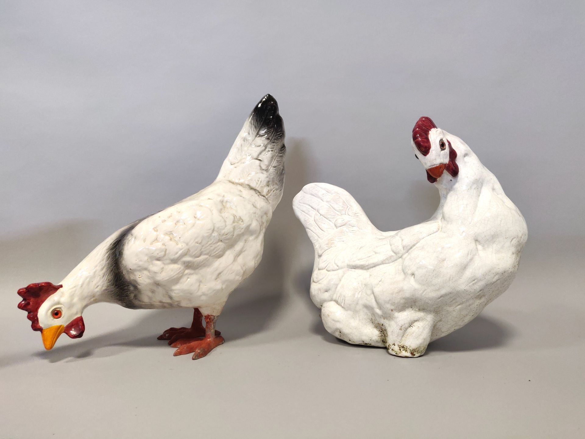 Null BAVENT。代表两只母鸡的多色釉陶器主题的会议。高度：32和37厘米。小缺口，修复。
