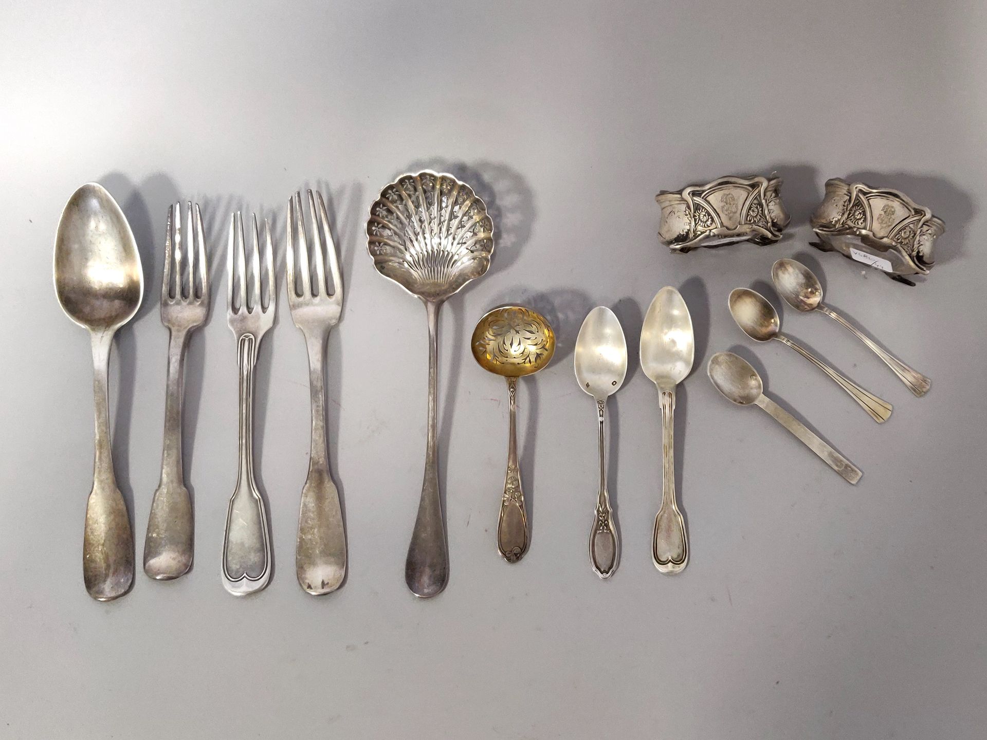 Null 一批11件银制餐具，包括一把带有Ancien Régime标志的叉子。 刀具总重量：457克。一对带数字的银色SALONS。里面是由白色玻璃制成的。