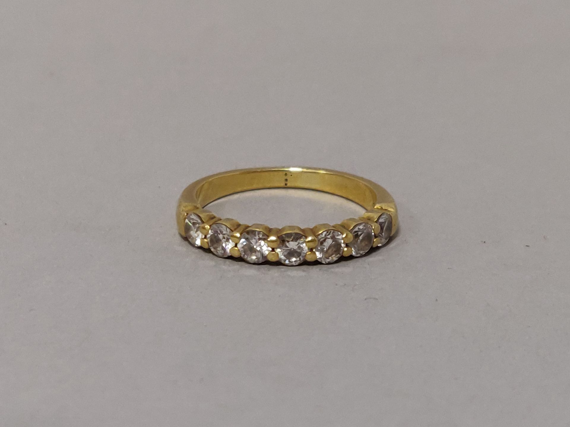 Null 
DEMI-ALLIANCE américaine en or jaune (750/°°°) sertie de 7 diamants. Poids&hellip;