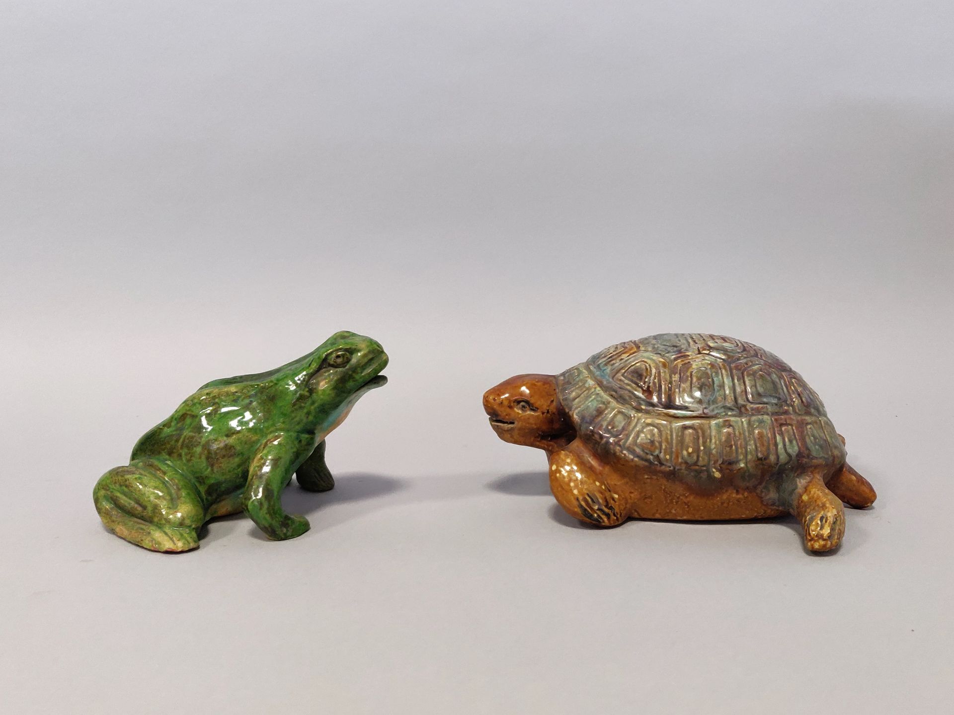 Null BAVENT。两件多色釉陶器的会面，代表一只绿青蛙和一只乌龟，已签名。长度：23和13厘米。小碎片。
