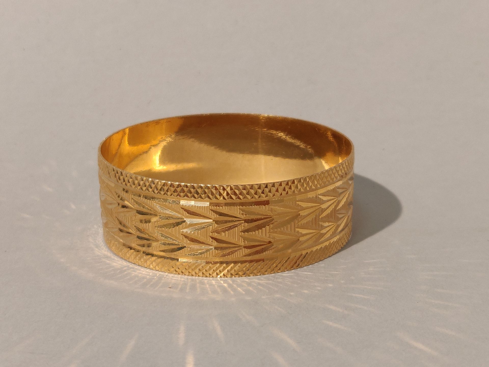 Null BRACELET in yellow gold (foreigner) with engraved decoration of foliage and&hellip;
