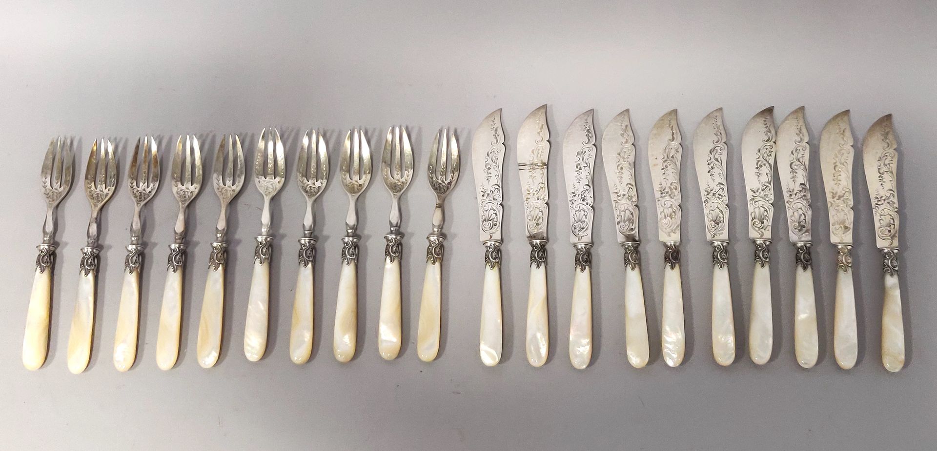 Null Suite de 10 fourchettes et 10 couteaux à poisson en argent à décor gravé de&hellip;