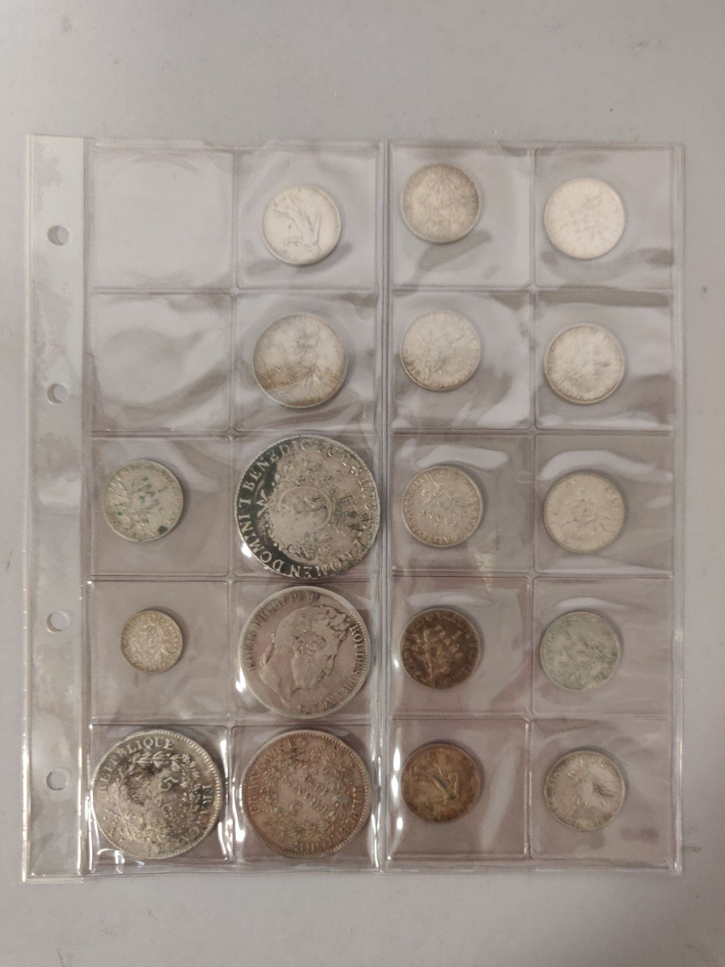 Null 数量：包括3枚5法郎硬币（1枚路易-菲利普，2枚大力士），1枚1773年路易十五硬币，11枚1法郎硬币，1枚50生丁硬币。