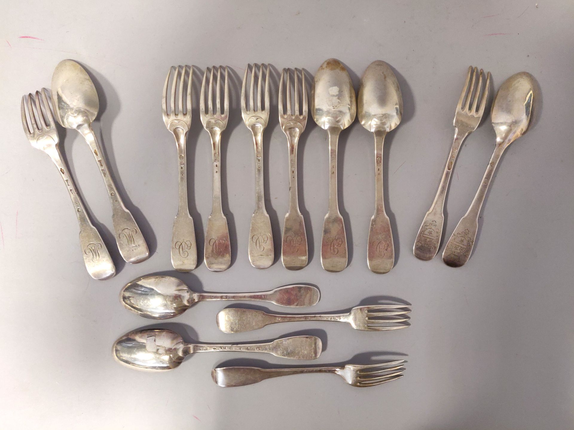 Null 一套银质餐具，包括4个叉子和2个勺子 "AD?旧政权的印记，有些难以辨认。总重量 : 990克。